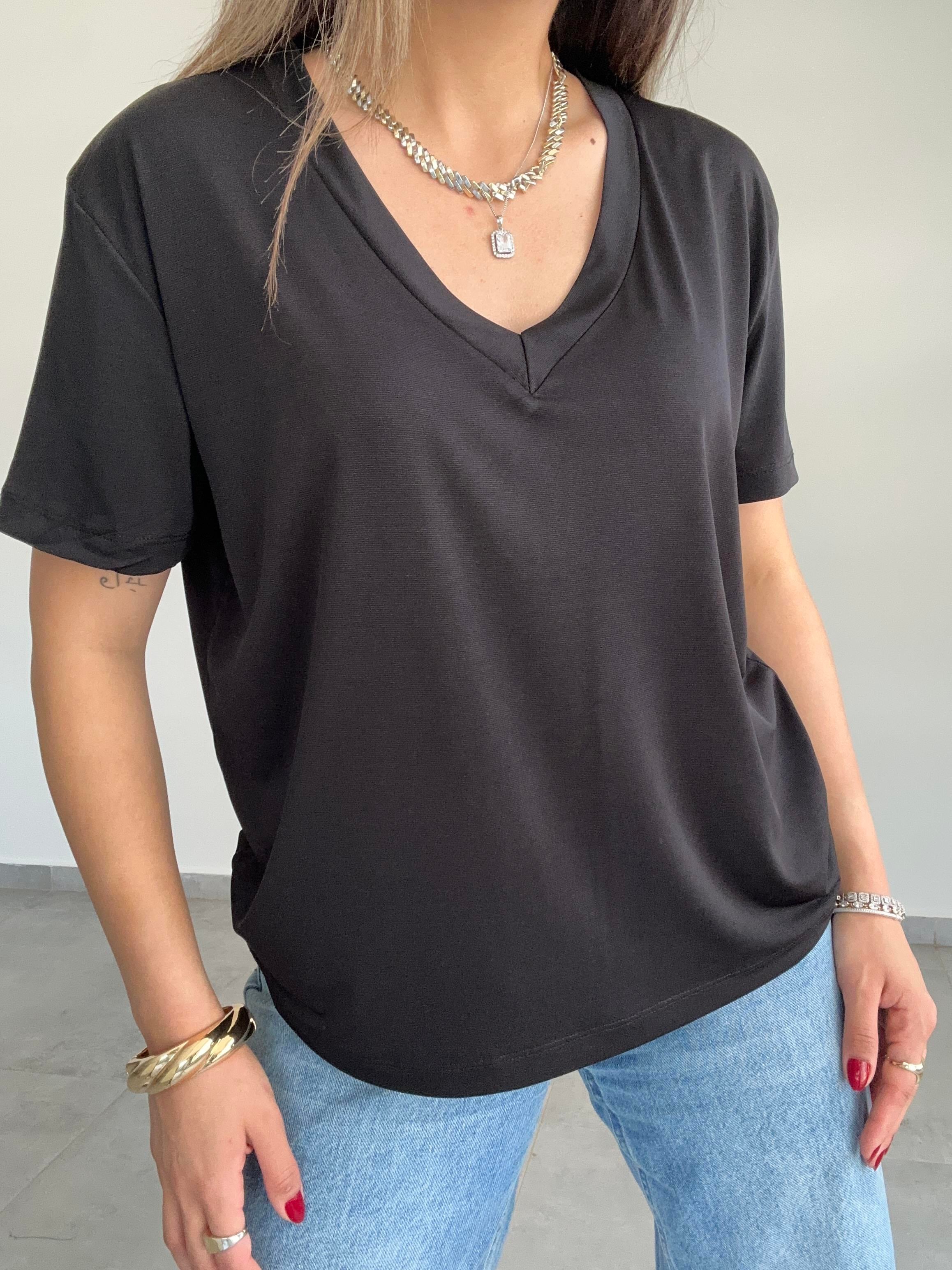 M-D Siyah V Yaka Tişört