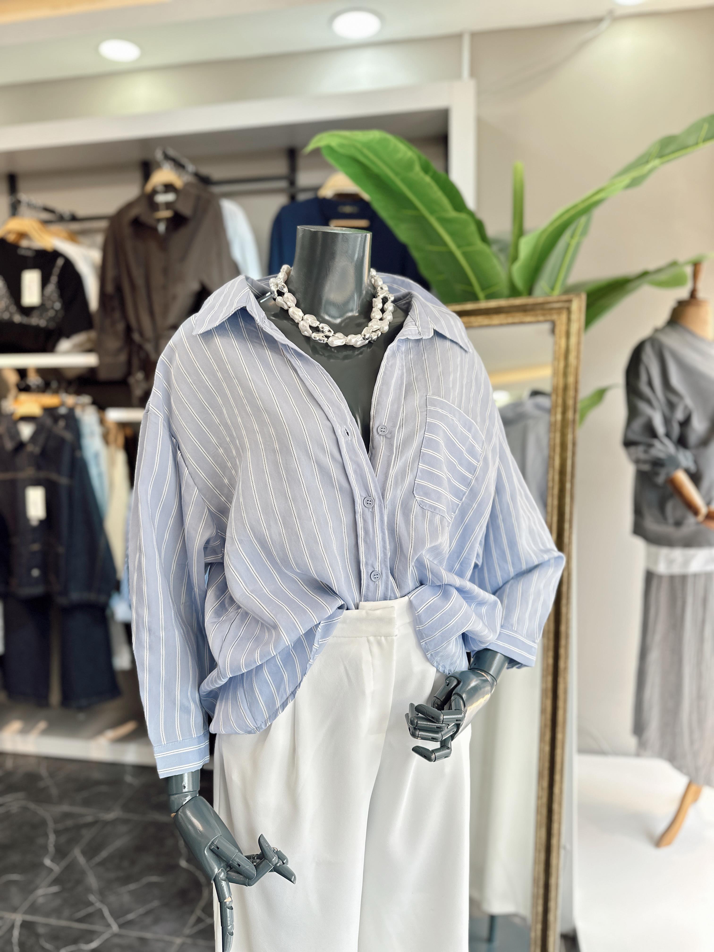 Mavi Çizgili Açık Yaka Gömlek