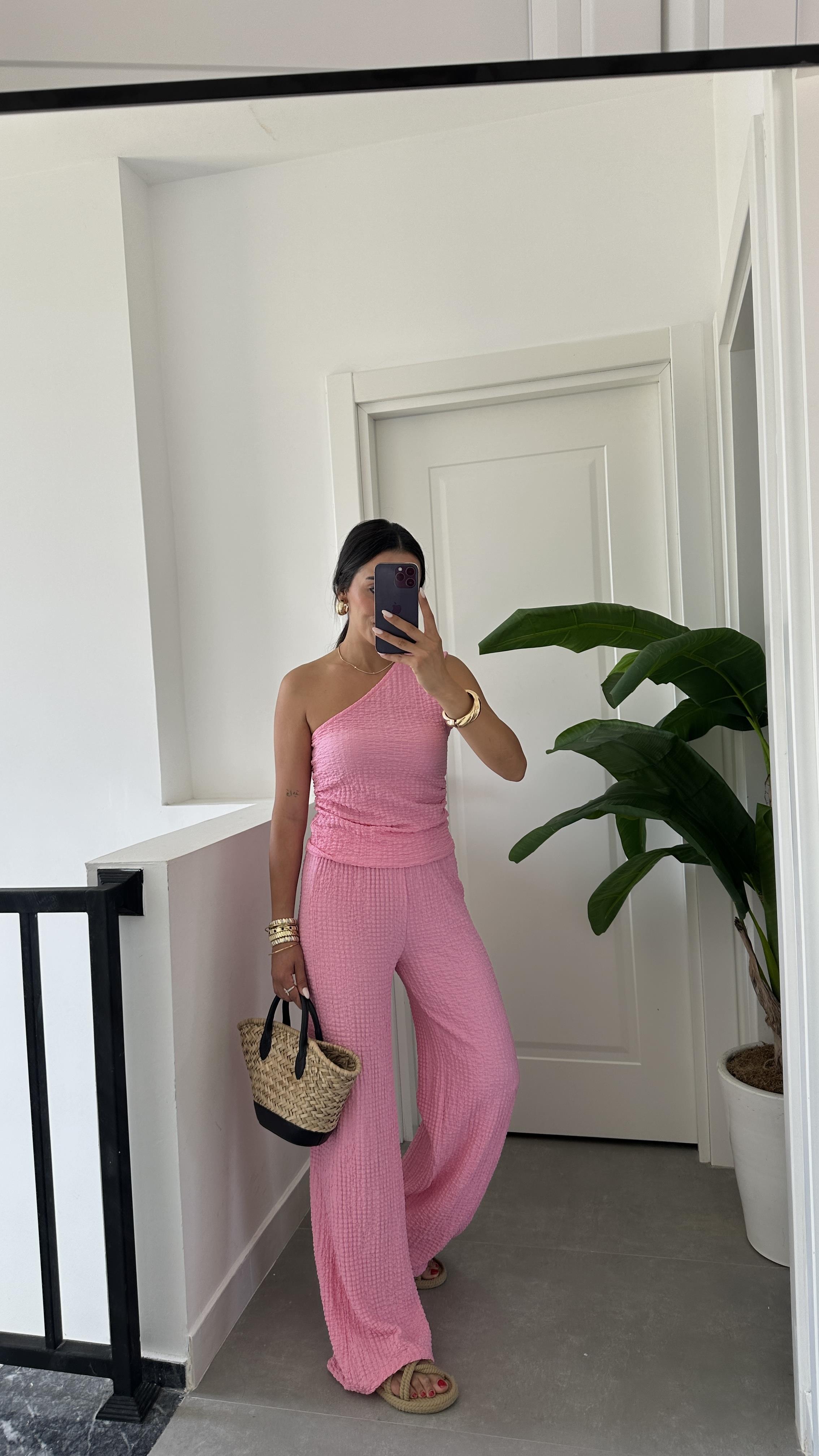 Pembe Krinkıl Tek Omuz Askılı Pantolon Takım