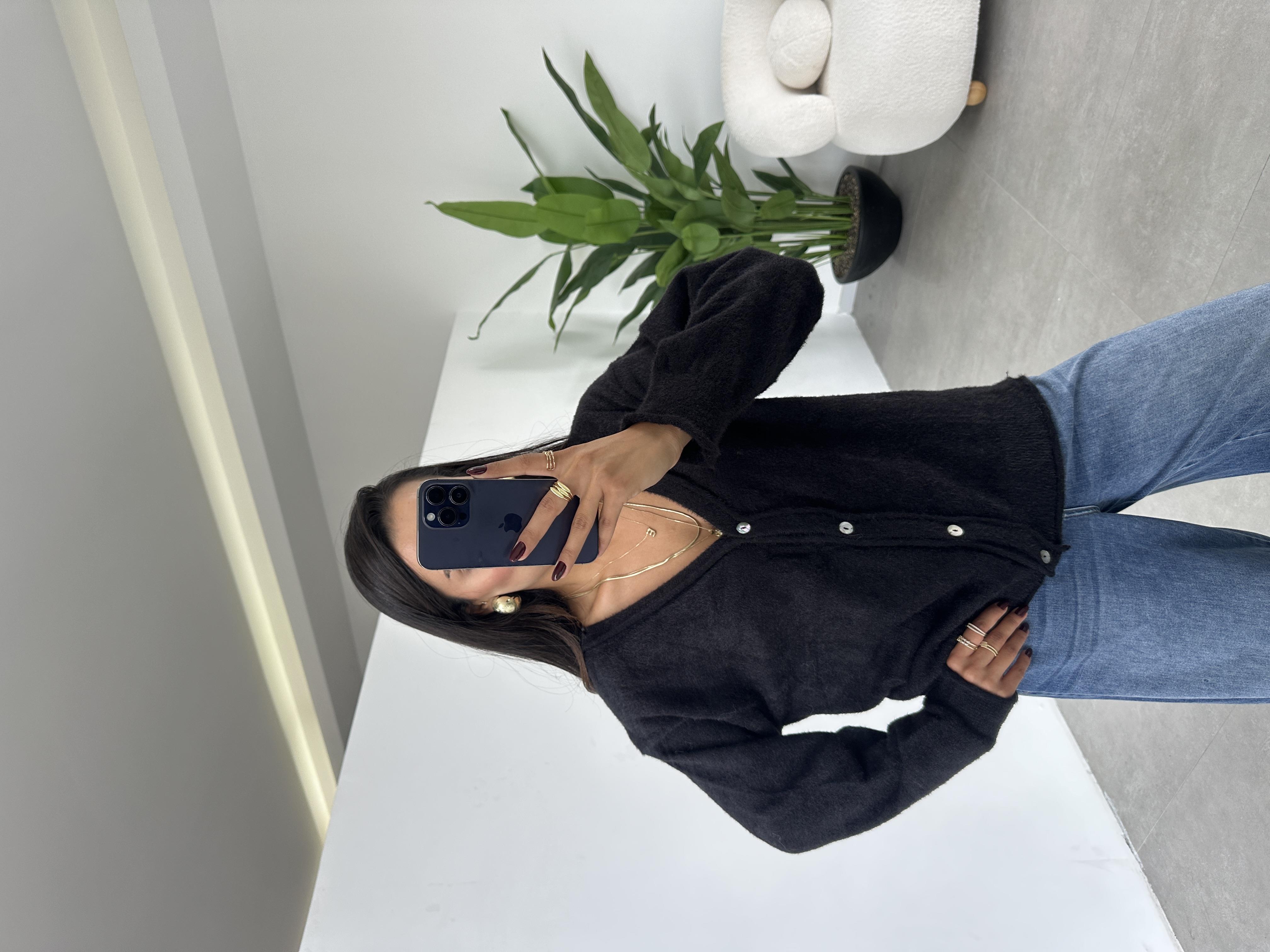 Siyah 4 Düğmeli Hırka