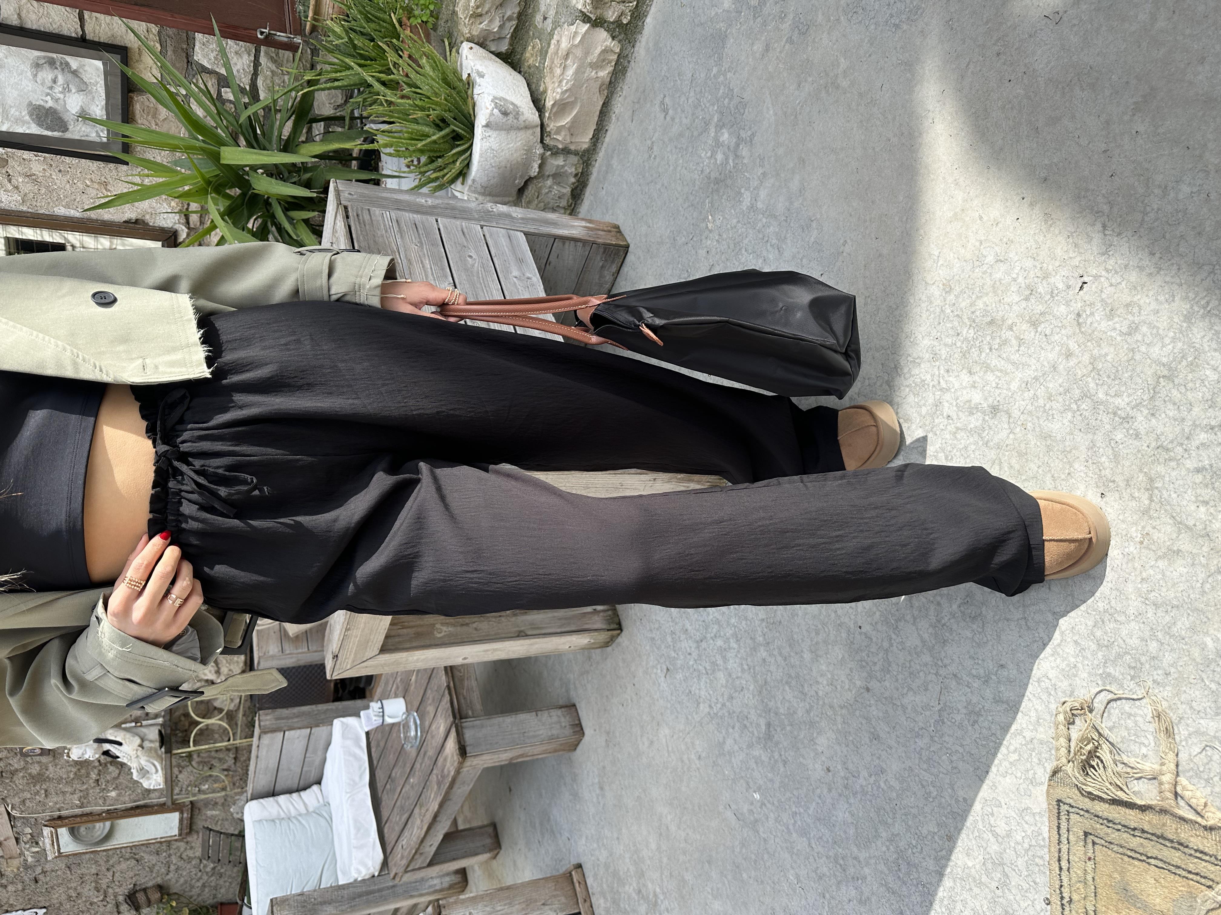 Siyah Beli Büzgülü Pantolon