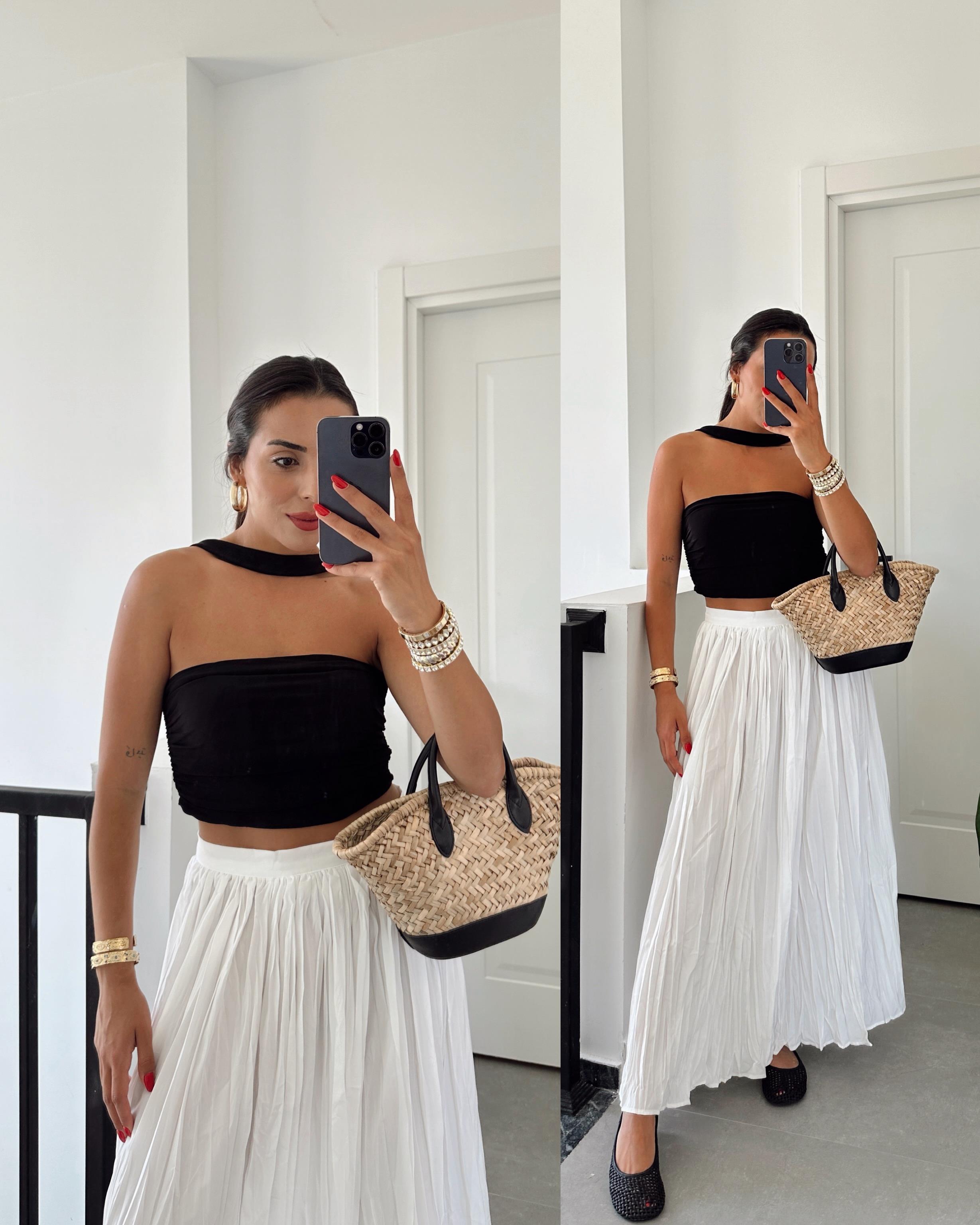 Siyah Boyun Detaylı Bluz