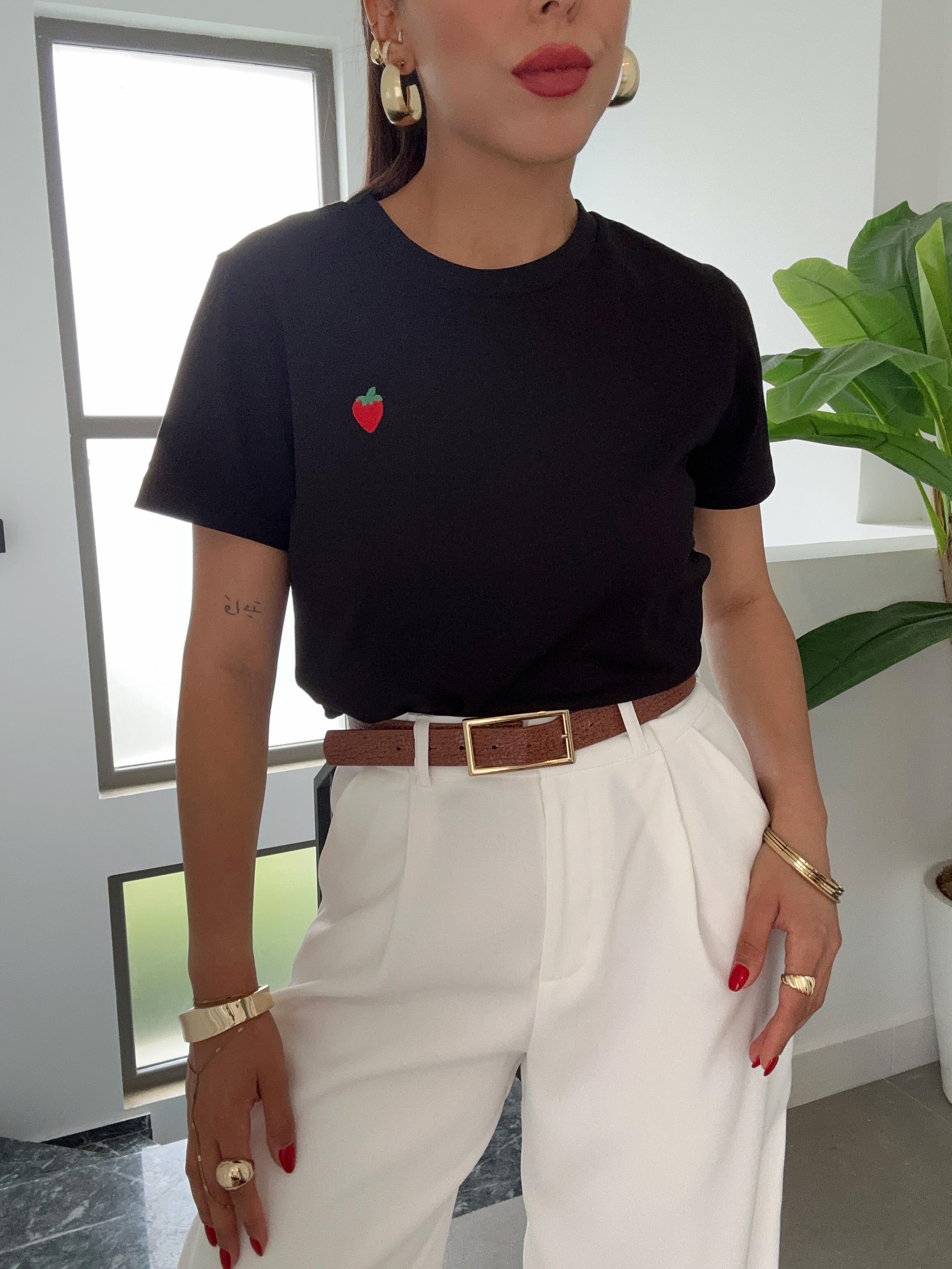 Siyah Çilek Nakışlı Tişört