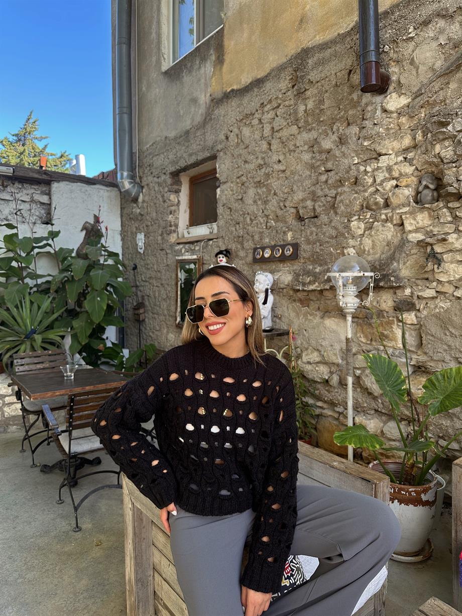 Siyah Delikli Bisiklet Yaka Triko Kazak