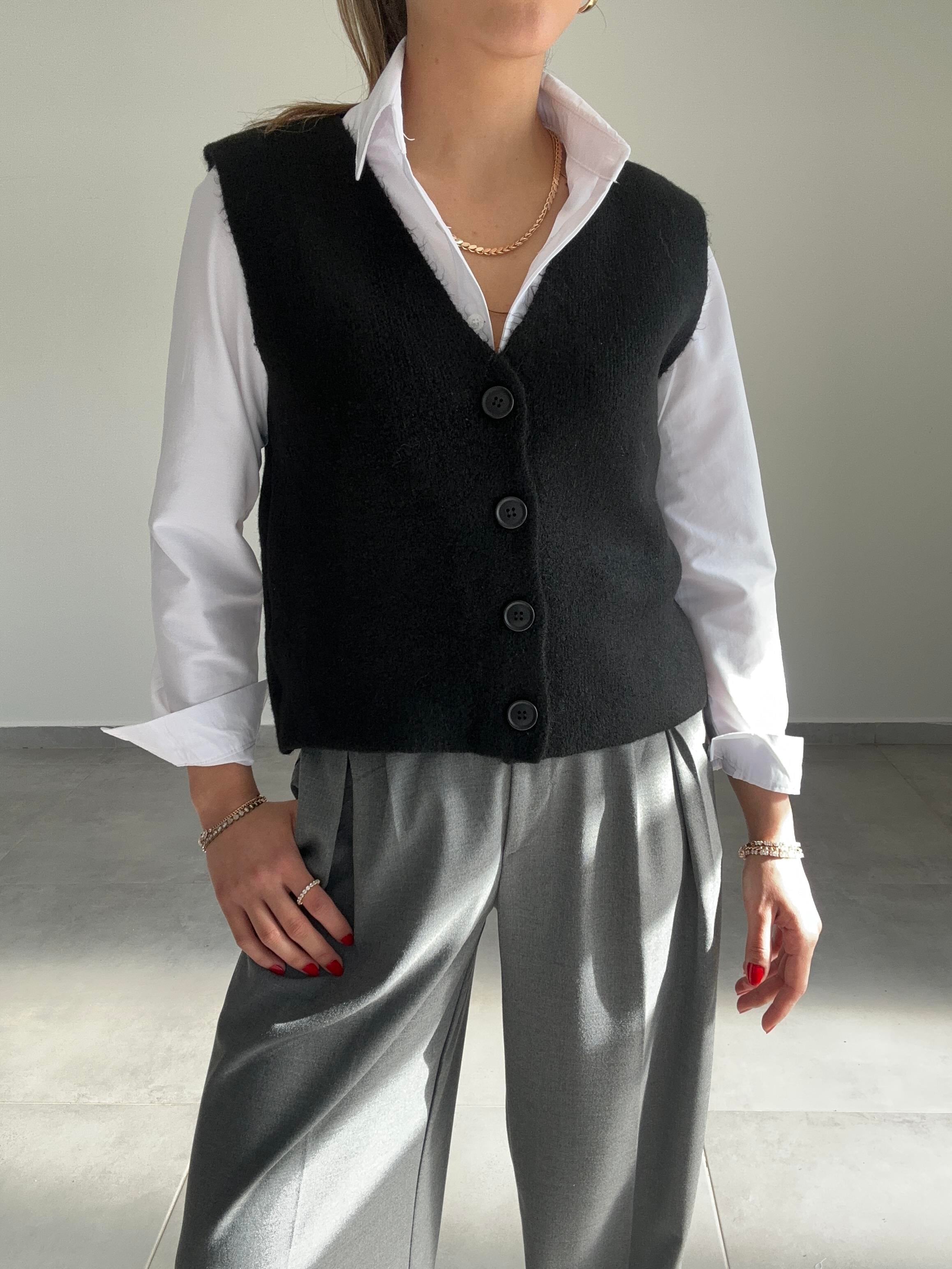 Siyah Düğmeli Triko Yelek