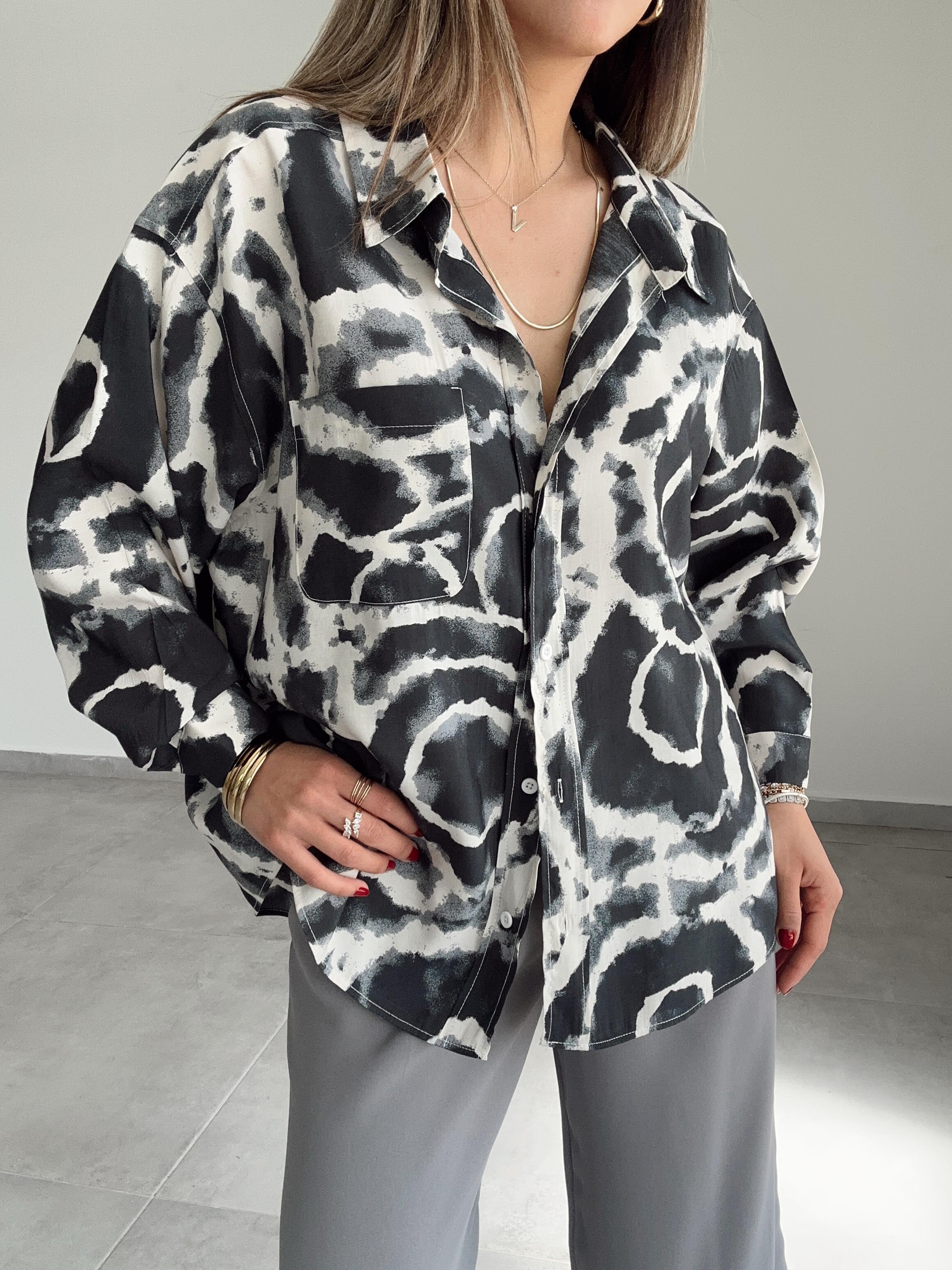 Siyah-Ekru Desenli Cepli Oversize Gömlek