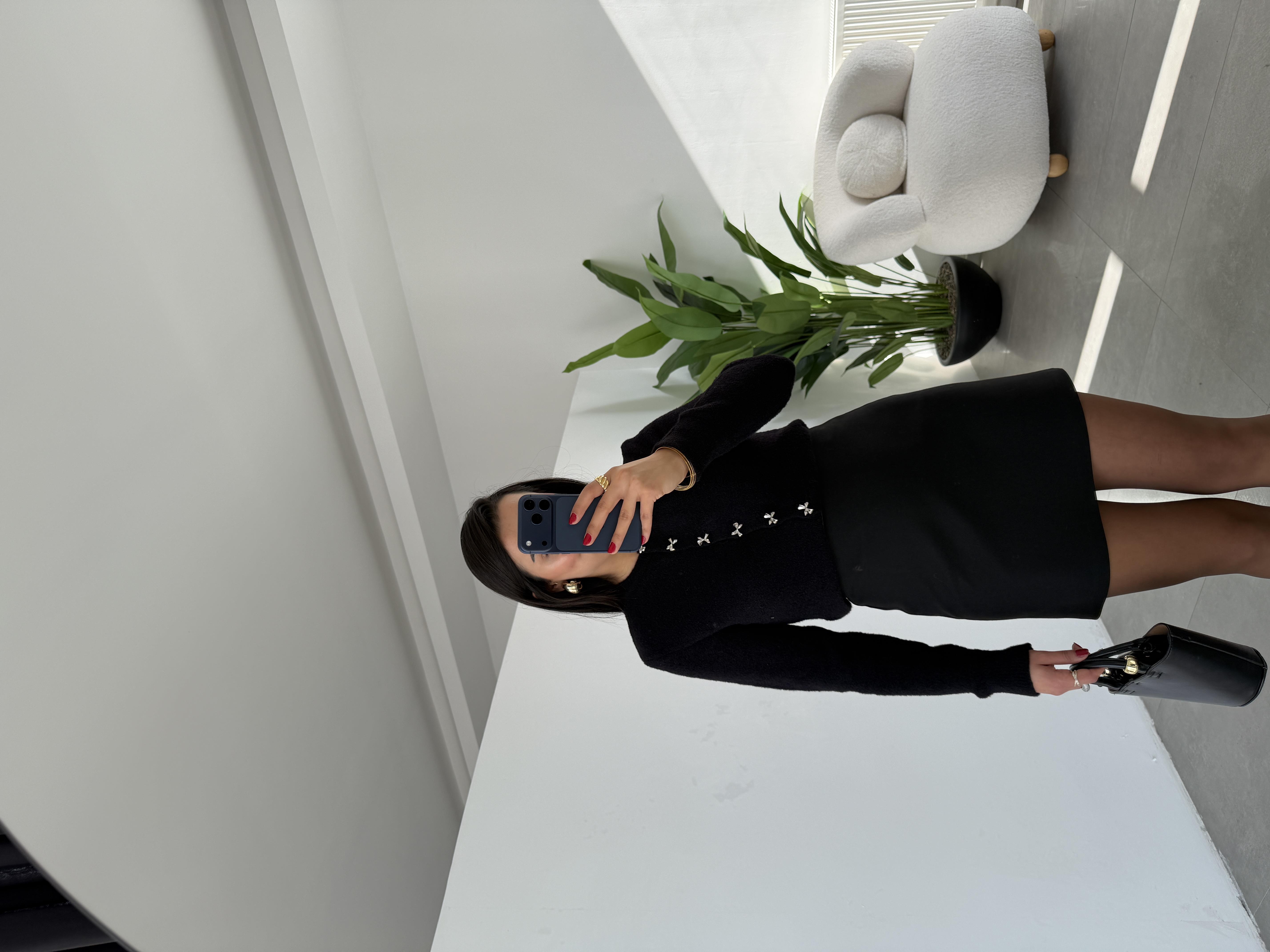 Siyah Fiyonk Düğme Detaylı Yumoş Hırka