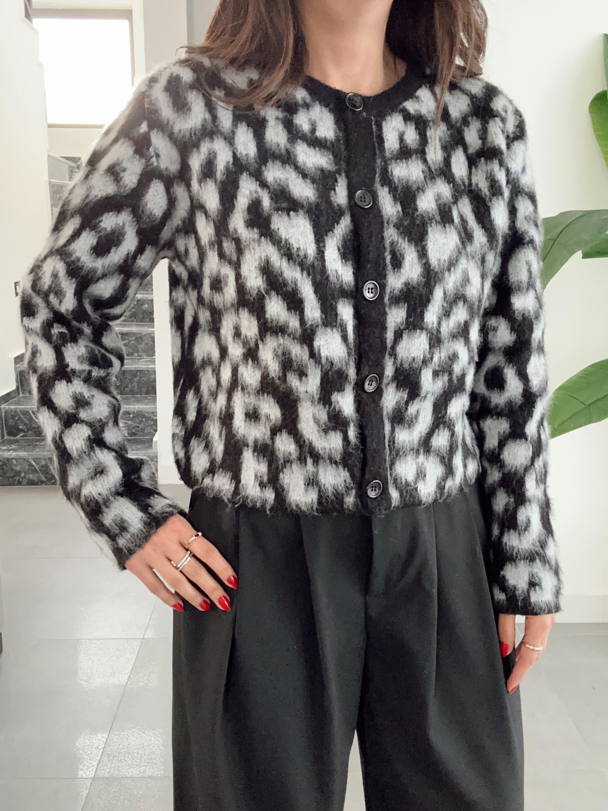 Siyah-Gri Leopar Desenli Triko Hırka