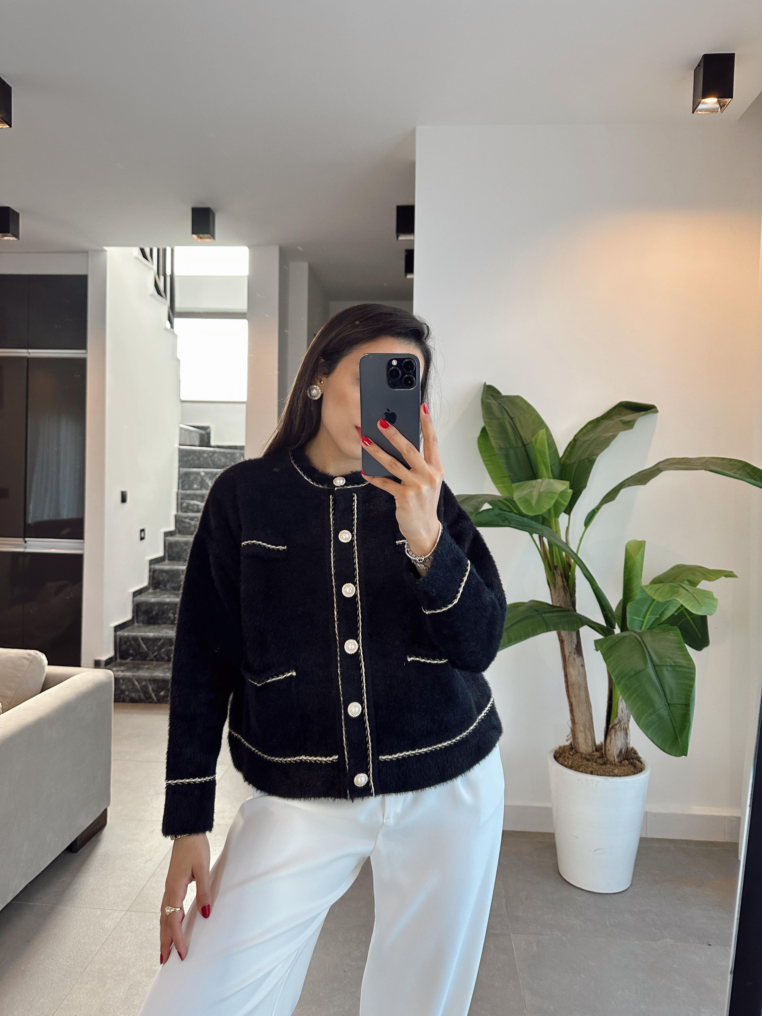 Siyah İnci Düğmeli Gold Biyeli Hırka