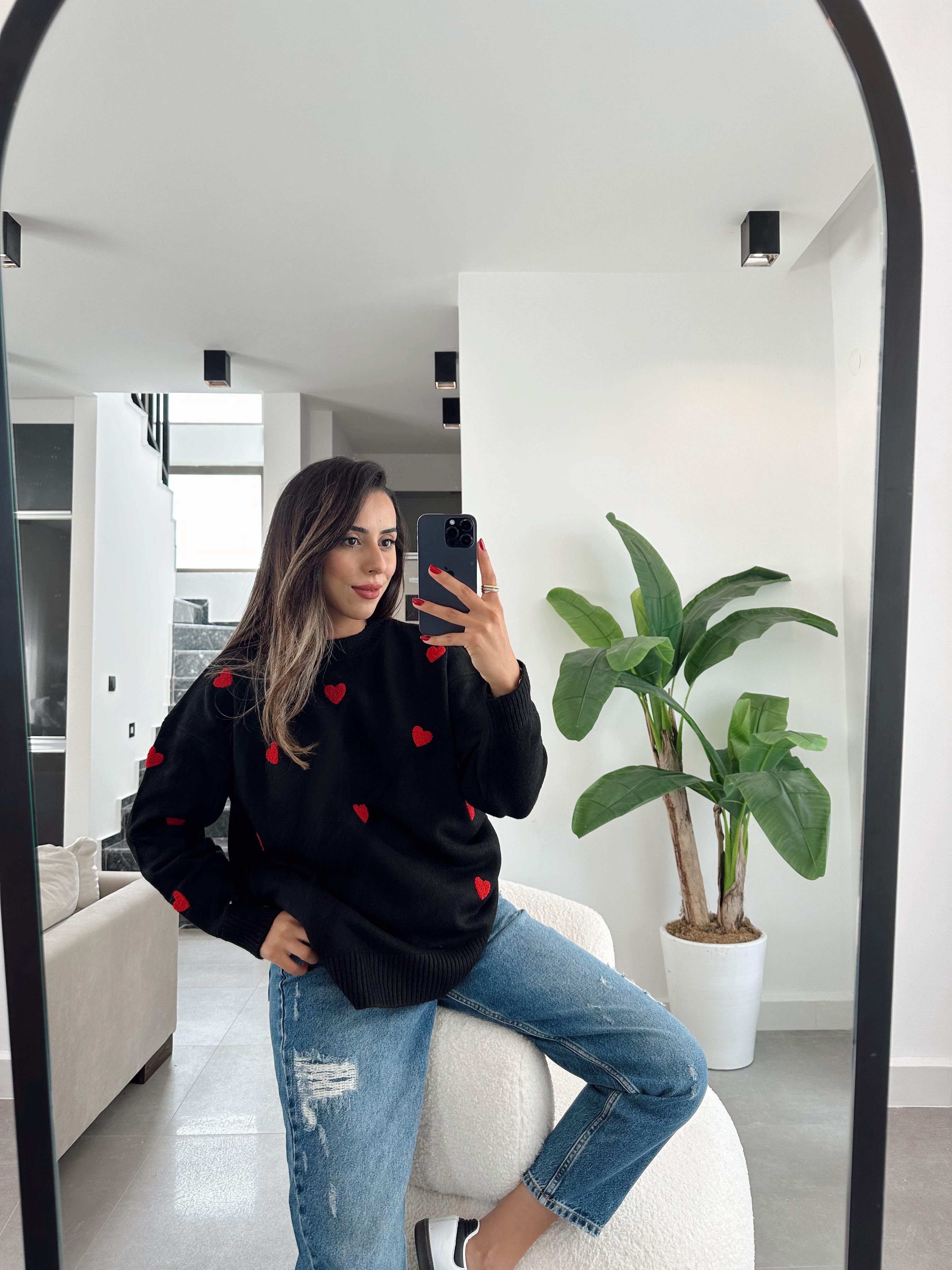 Siyah Kalp Nakışlı Triko Kazak