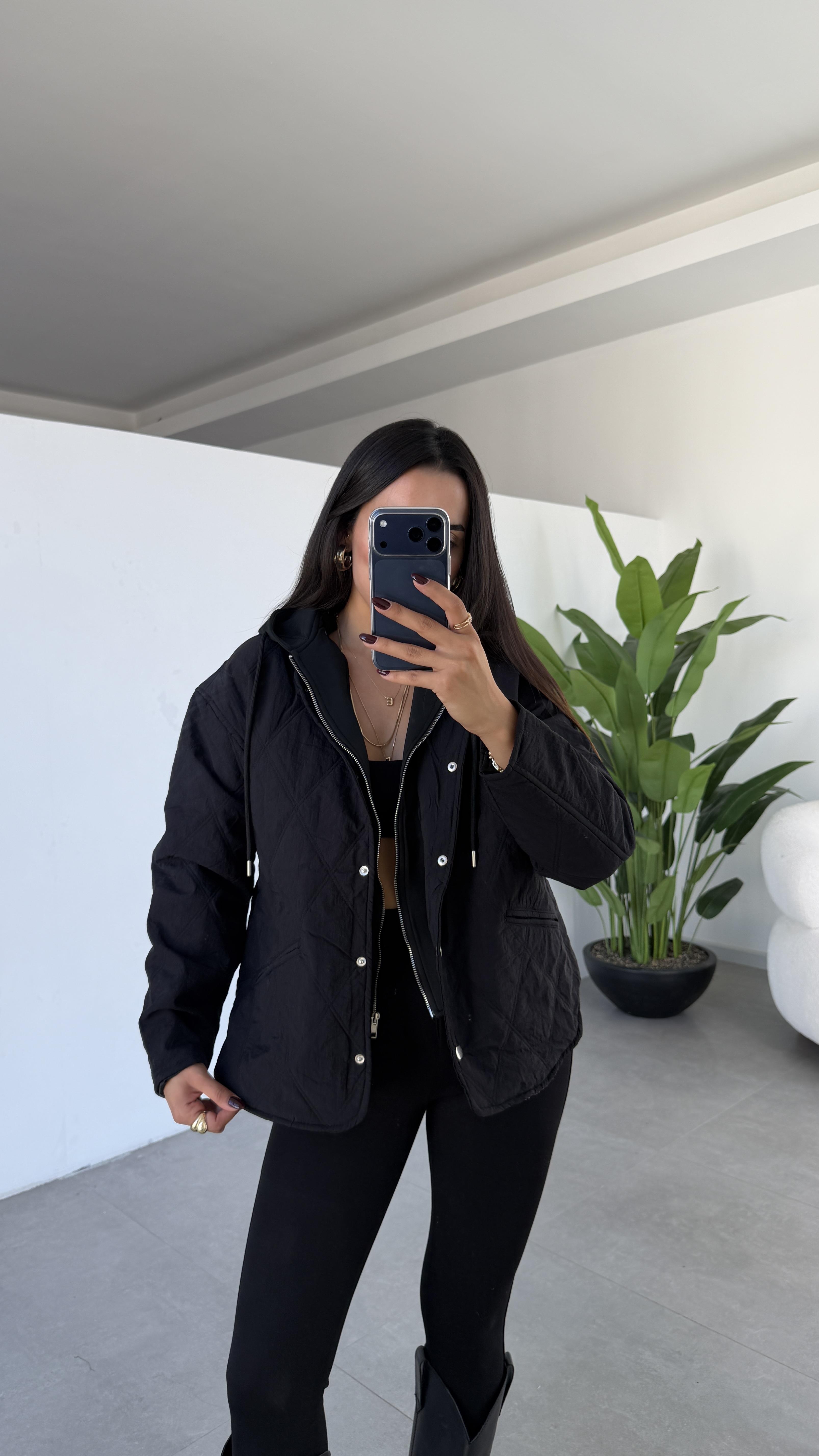 Siyah Kapüşon Gami Detaylı Kapitone Mont