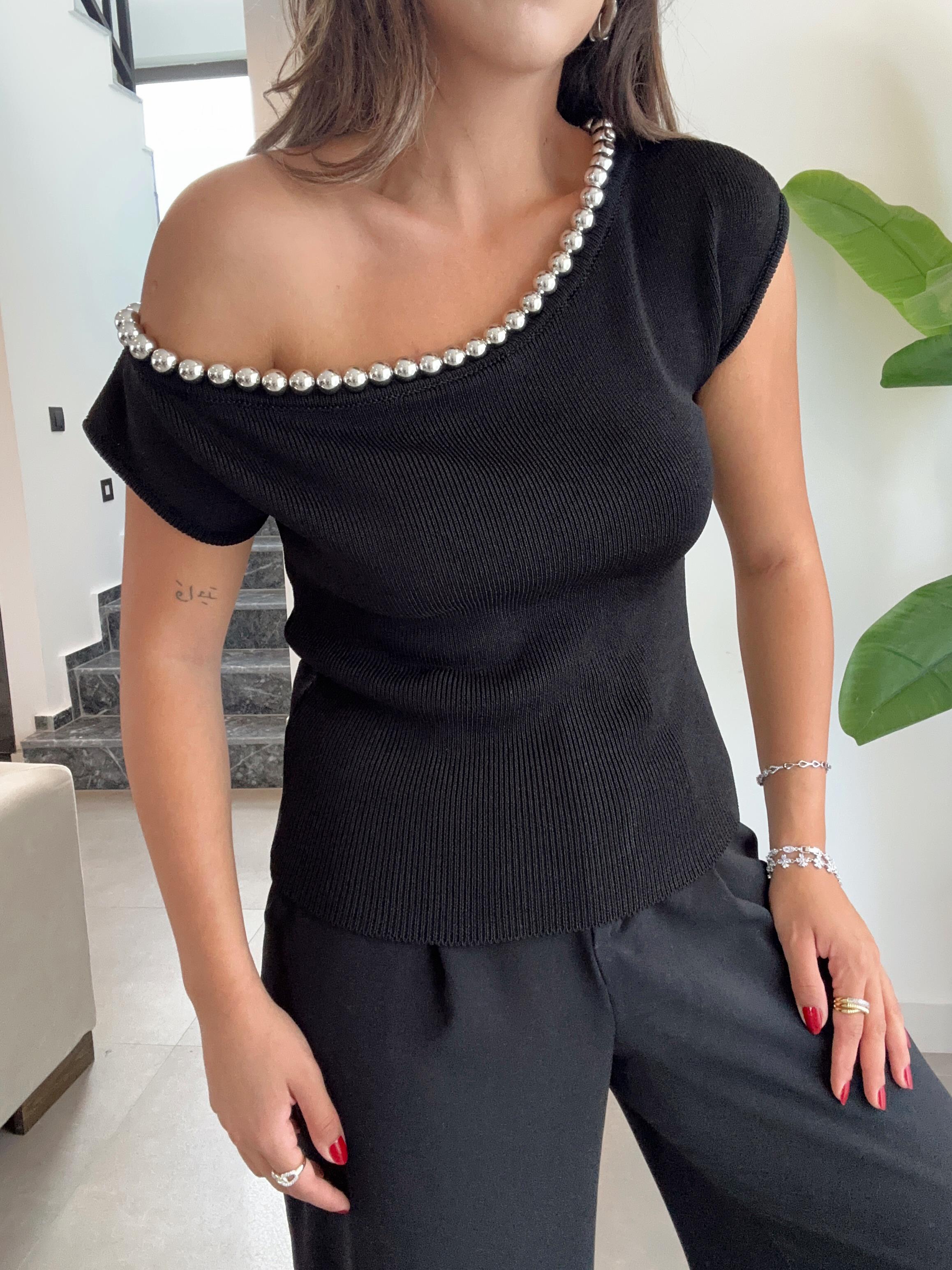 Siyah Kayık Yaka Boncuklu Triko Bluz