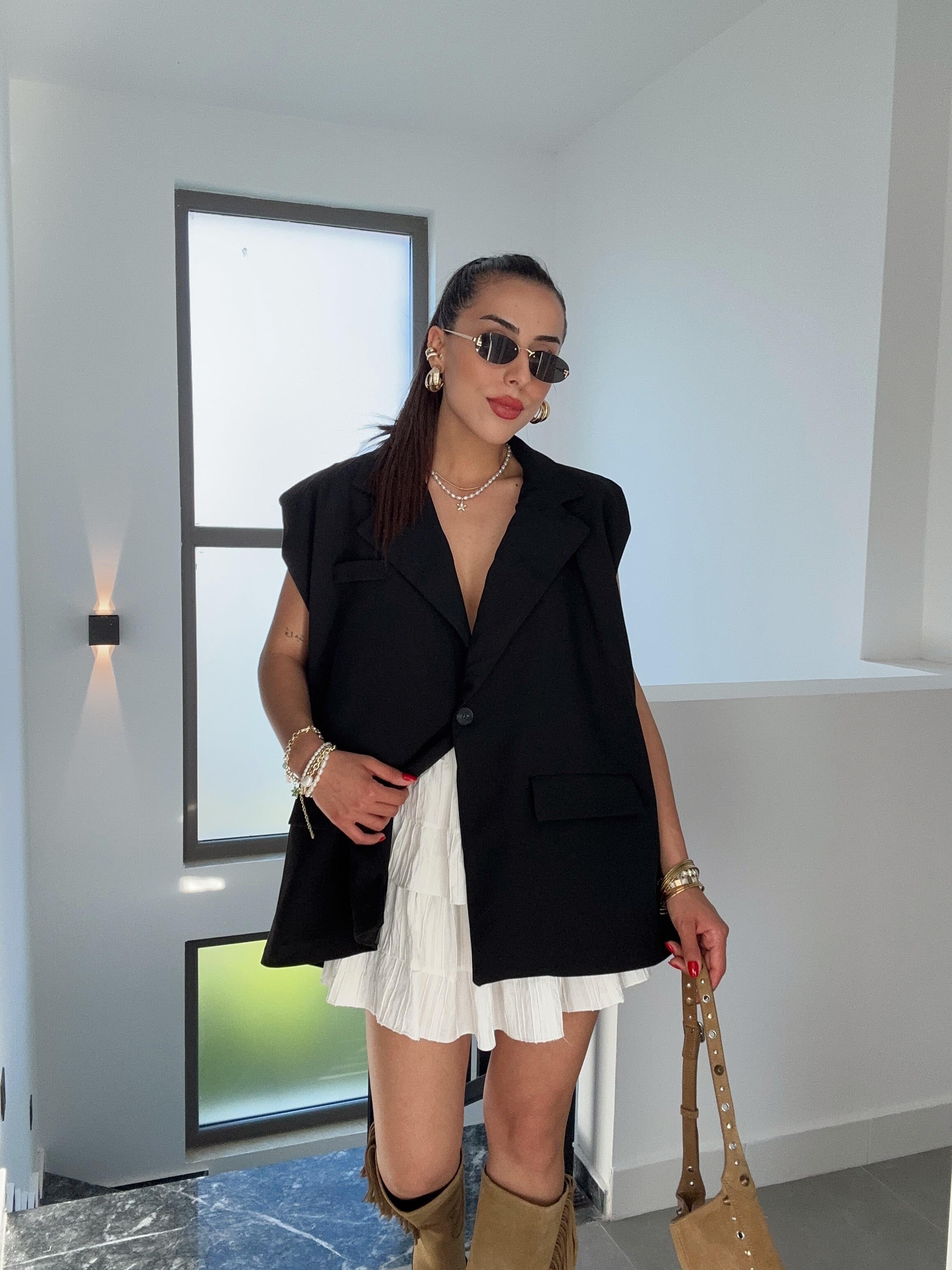 Siyah Kemerli Sıfır Kol Yelek