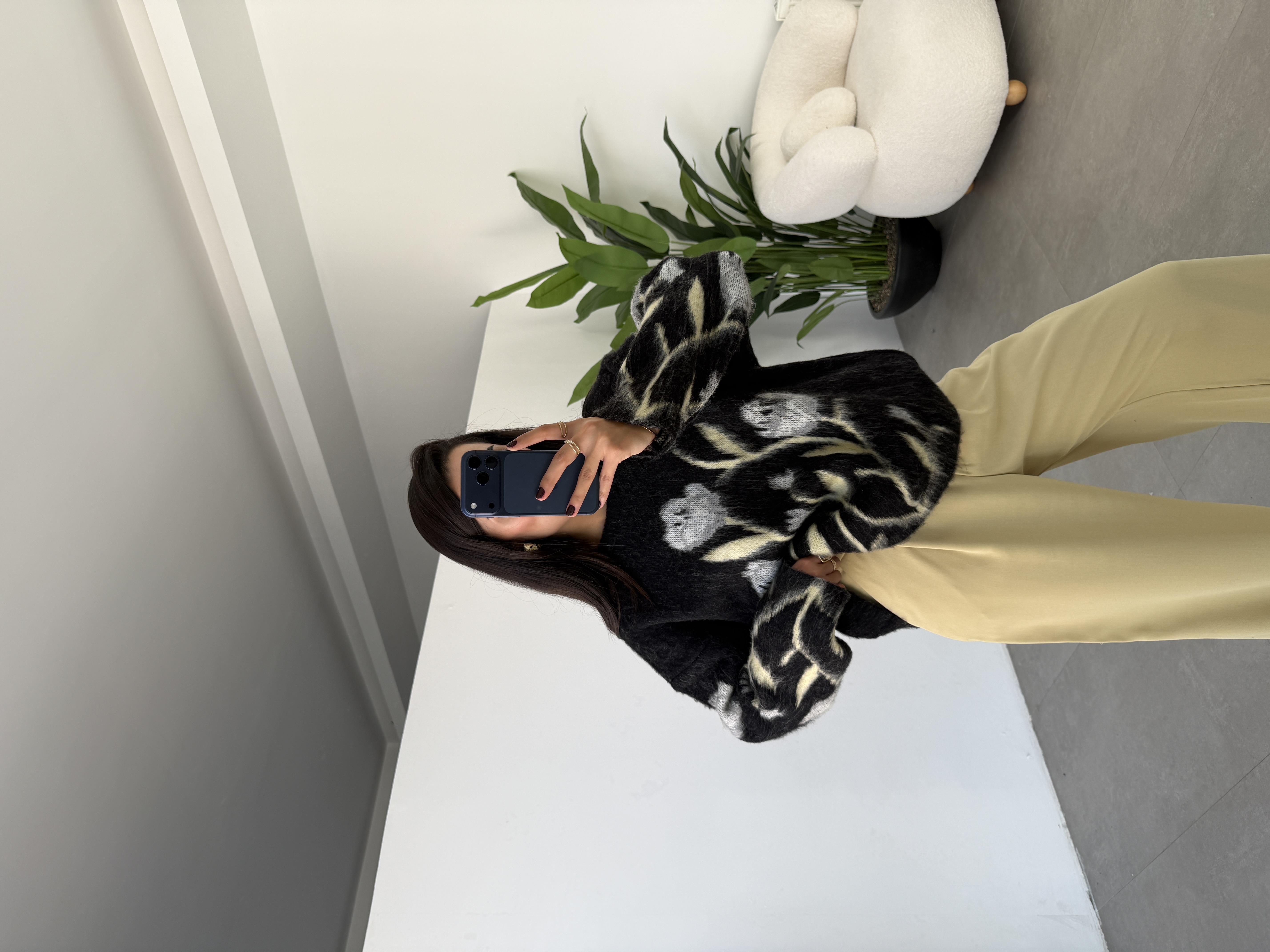 Siyah Kendinden Desenli Kazak