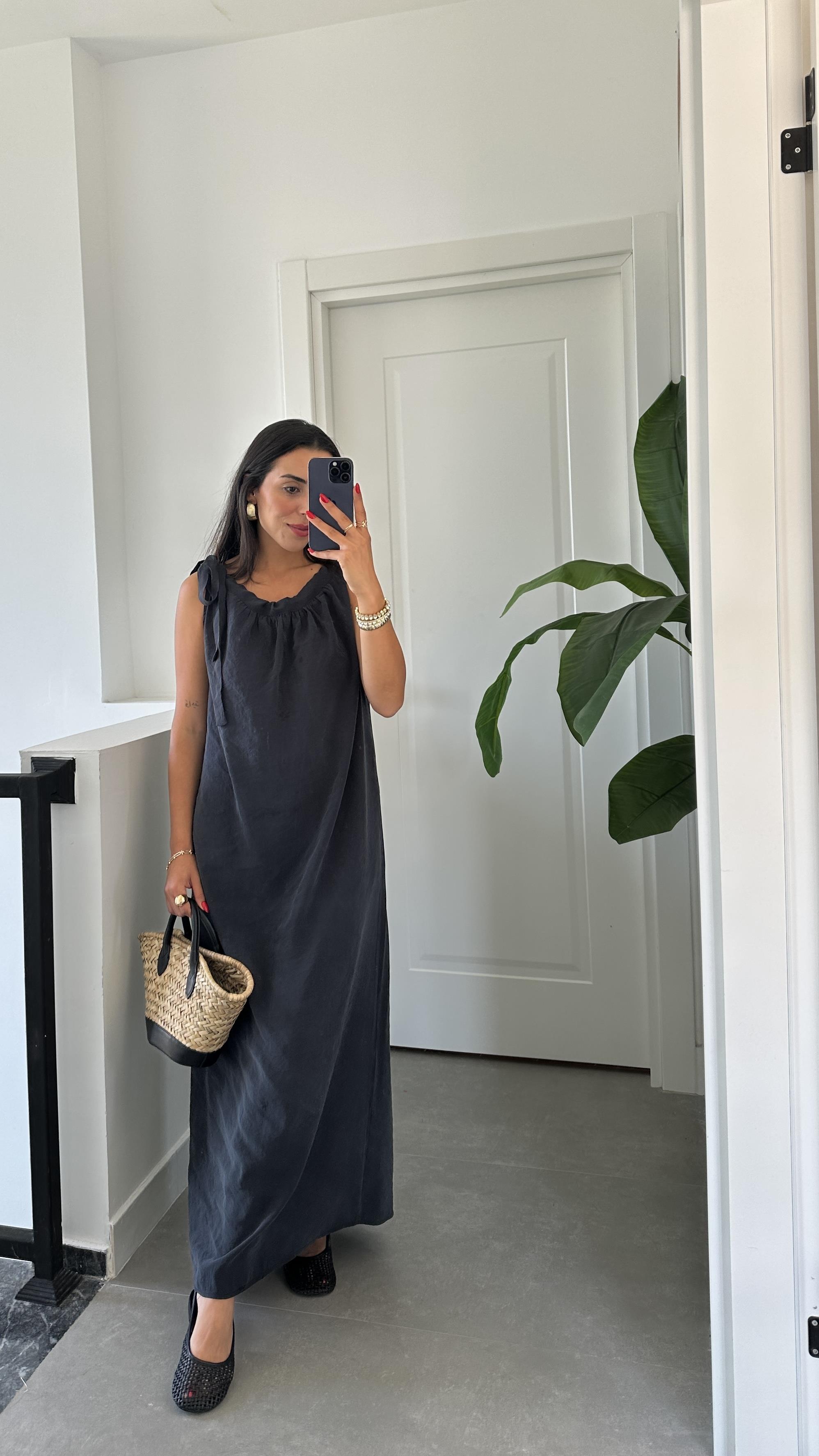 Siyah Omuzdan Bağlamalı Elbise