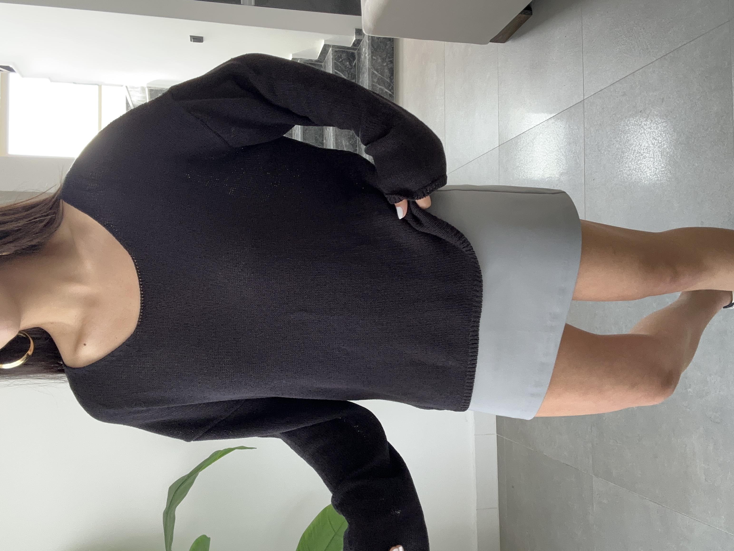 Siyah Oval Yaka Yumusak Dokulu Triko Kazak