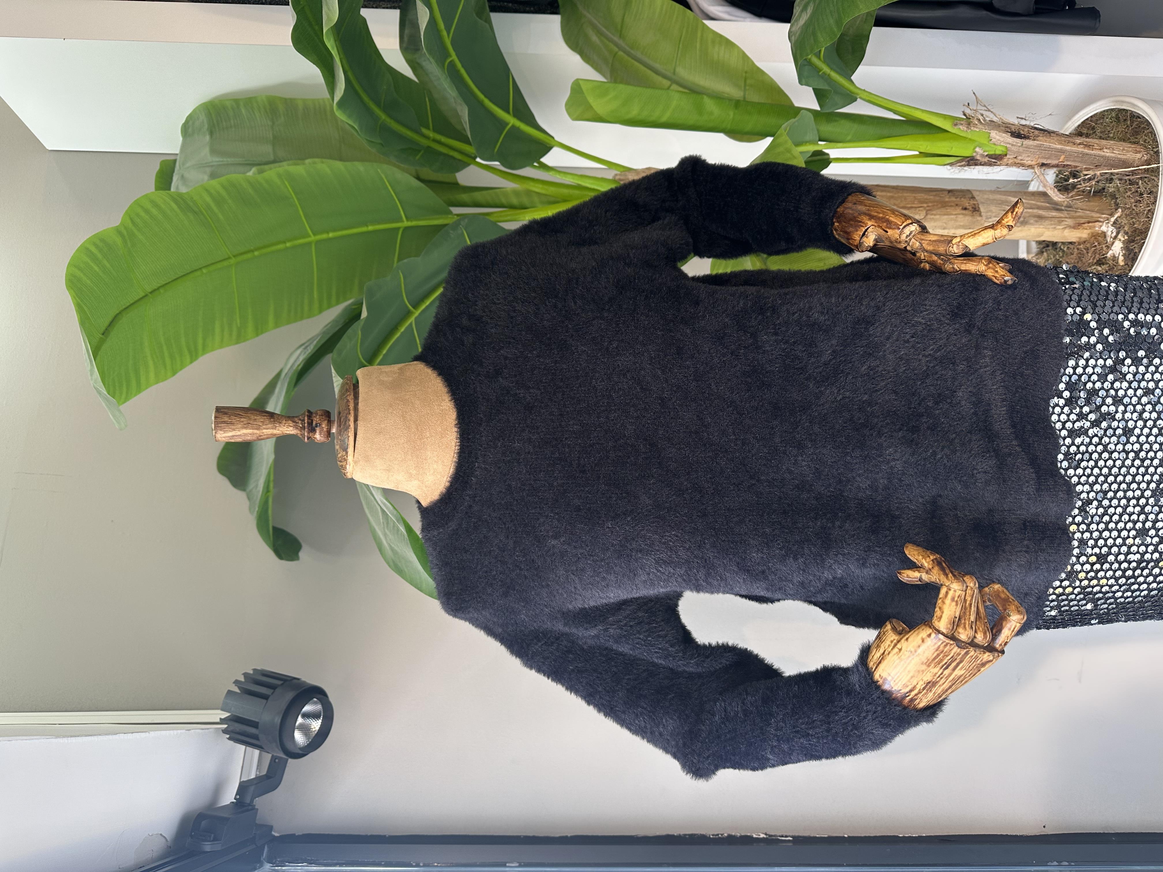 Siyah Özel Triko Yumoş Kazak