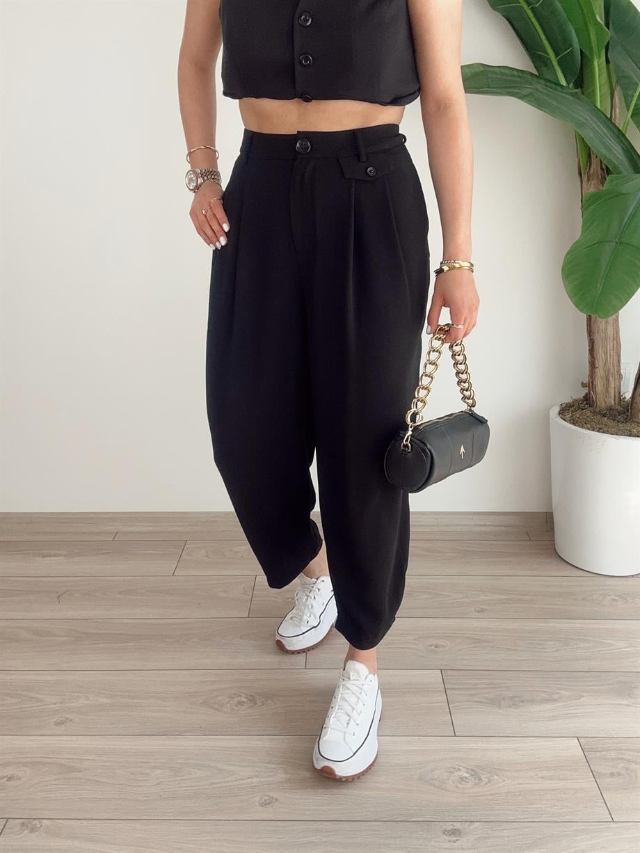 Siyah Paçaları Düğme Detaylı Pantolon