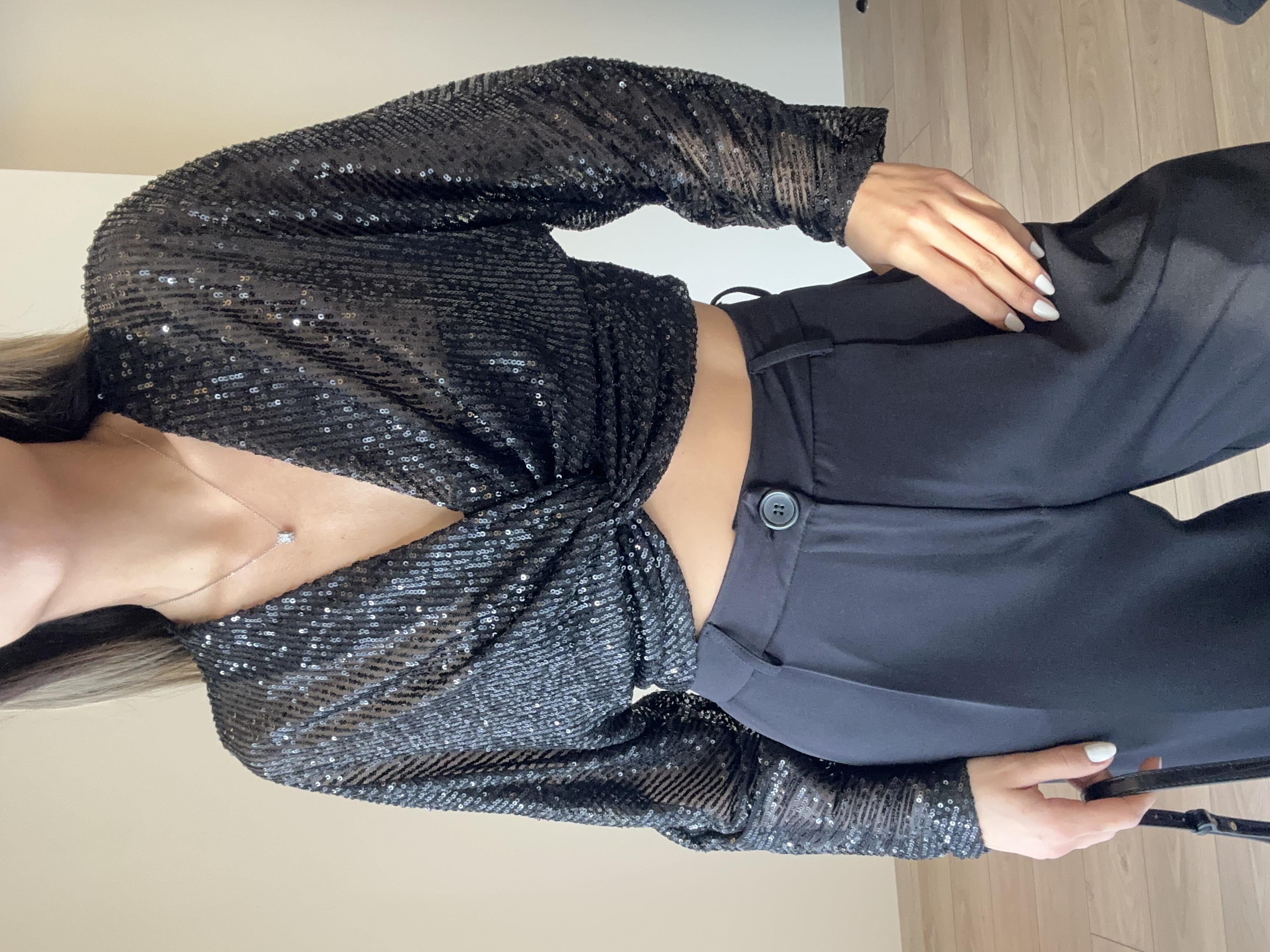 Siyah Pullu Düğümlü Bluz