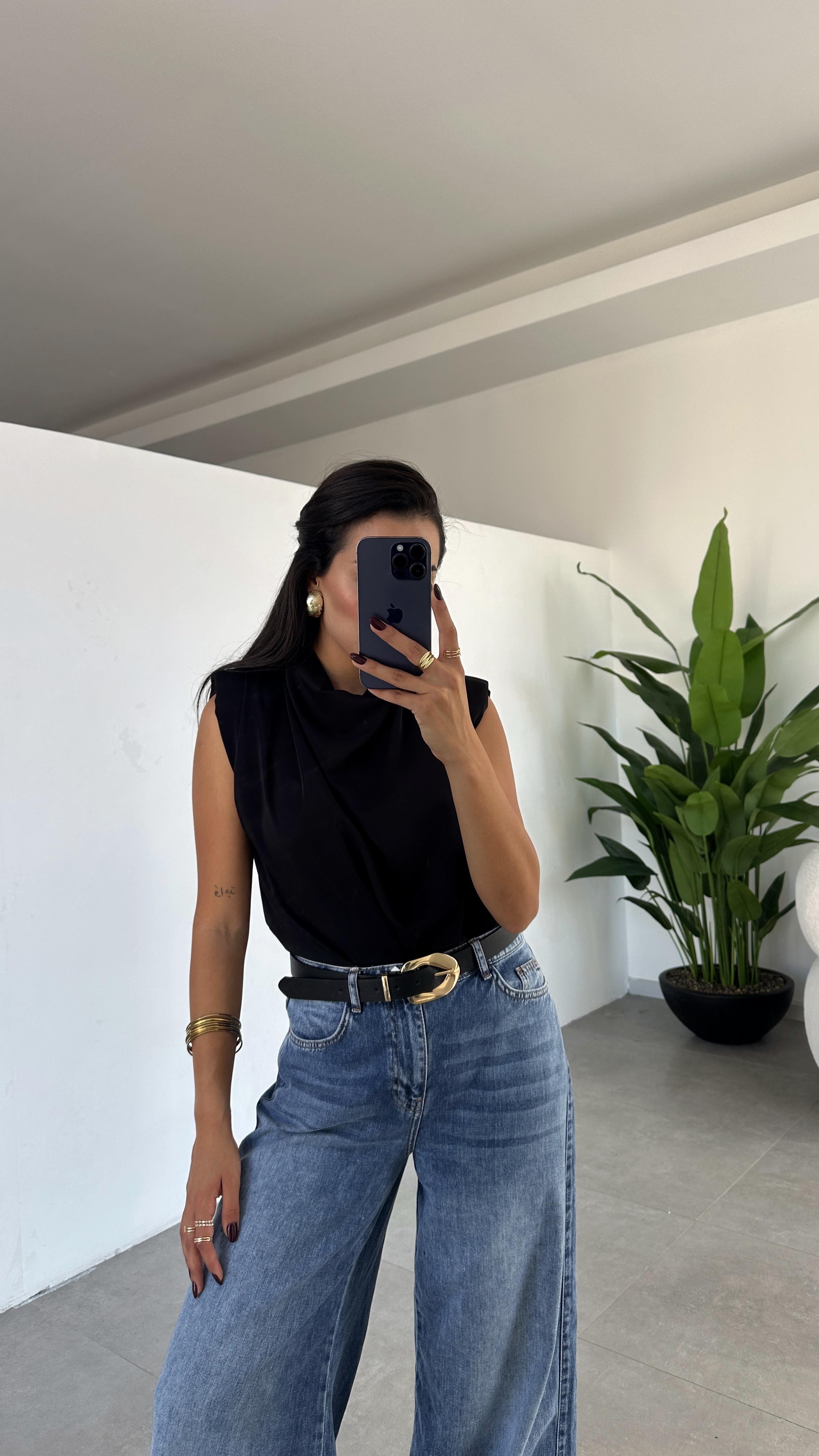 Siyah Vatkalı Degaje Yaka Bluz