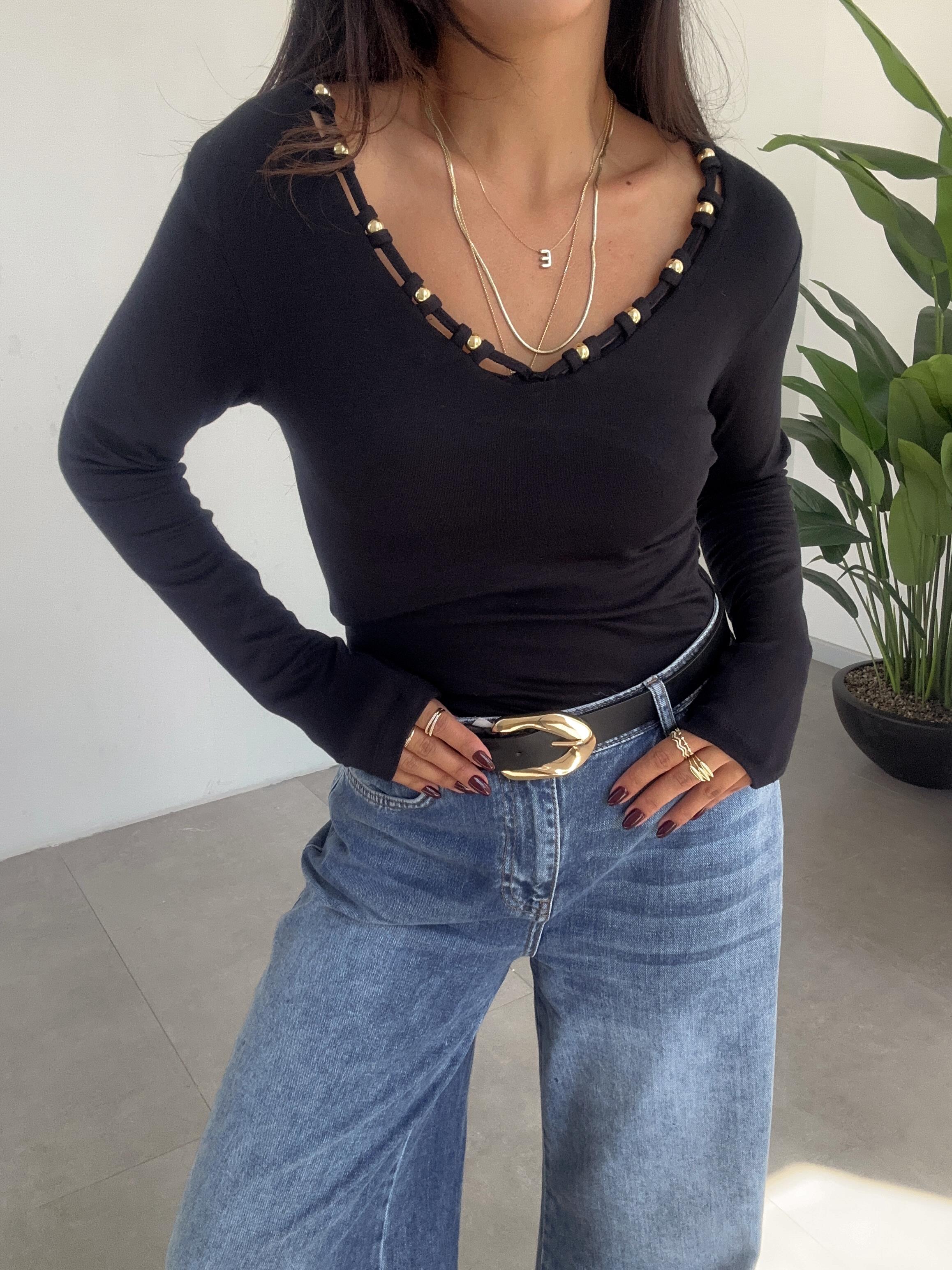 Siyah Yakadan Boncuklu Bluz