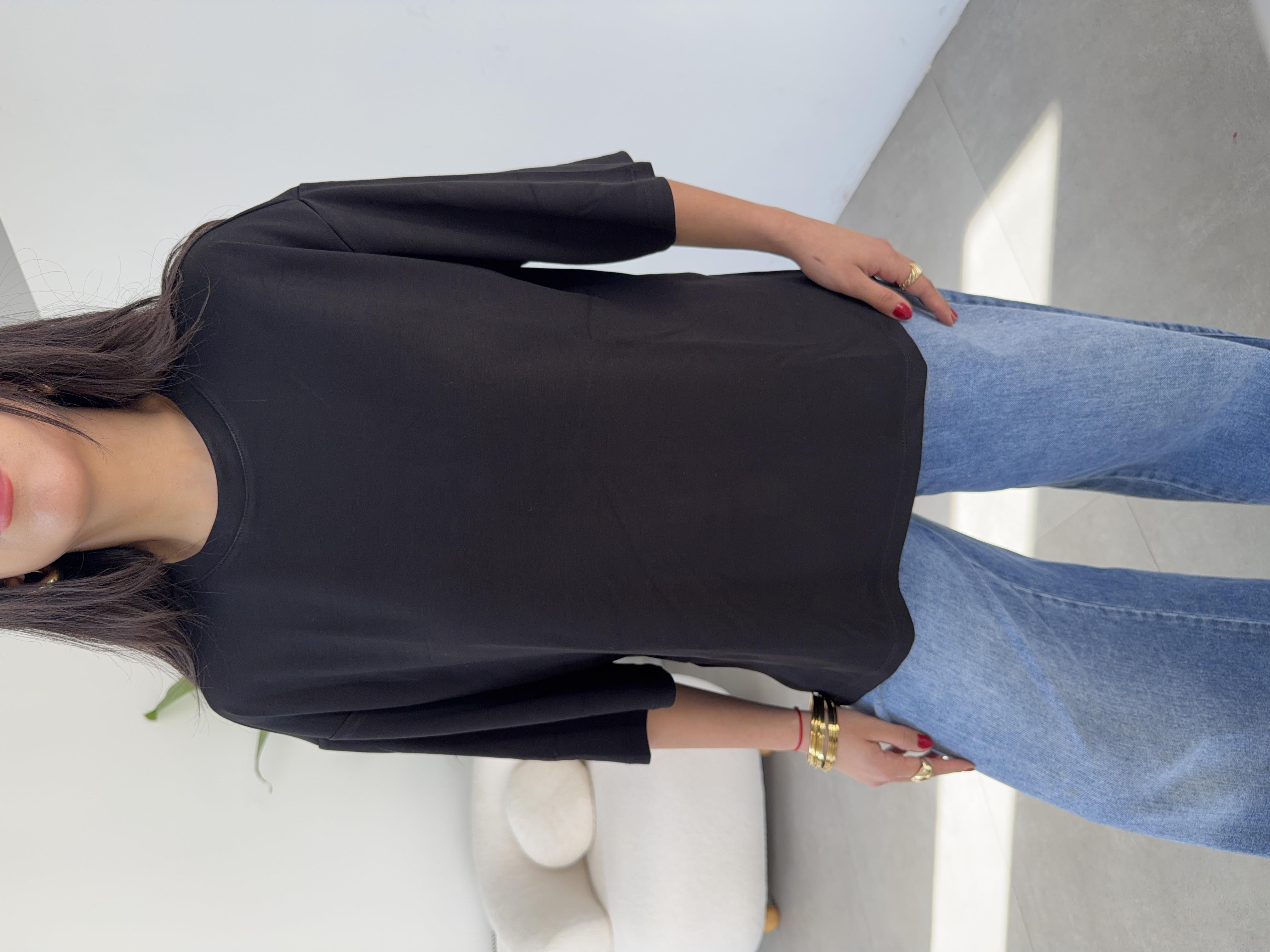 Siyah  Yanları Yırtmaçlı Tişört