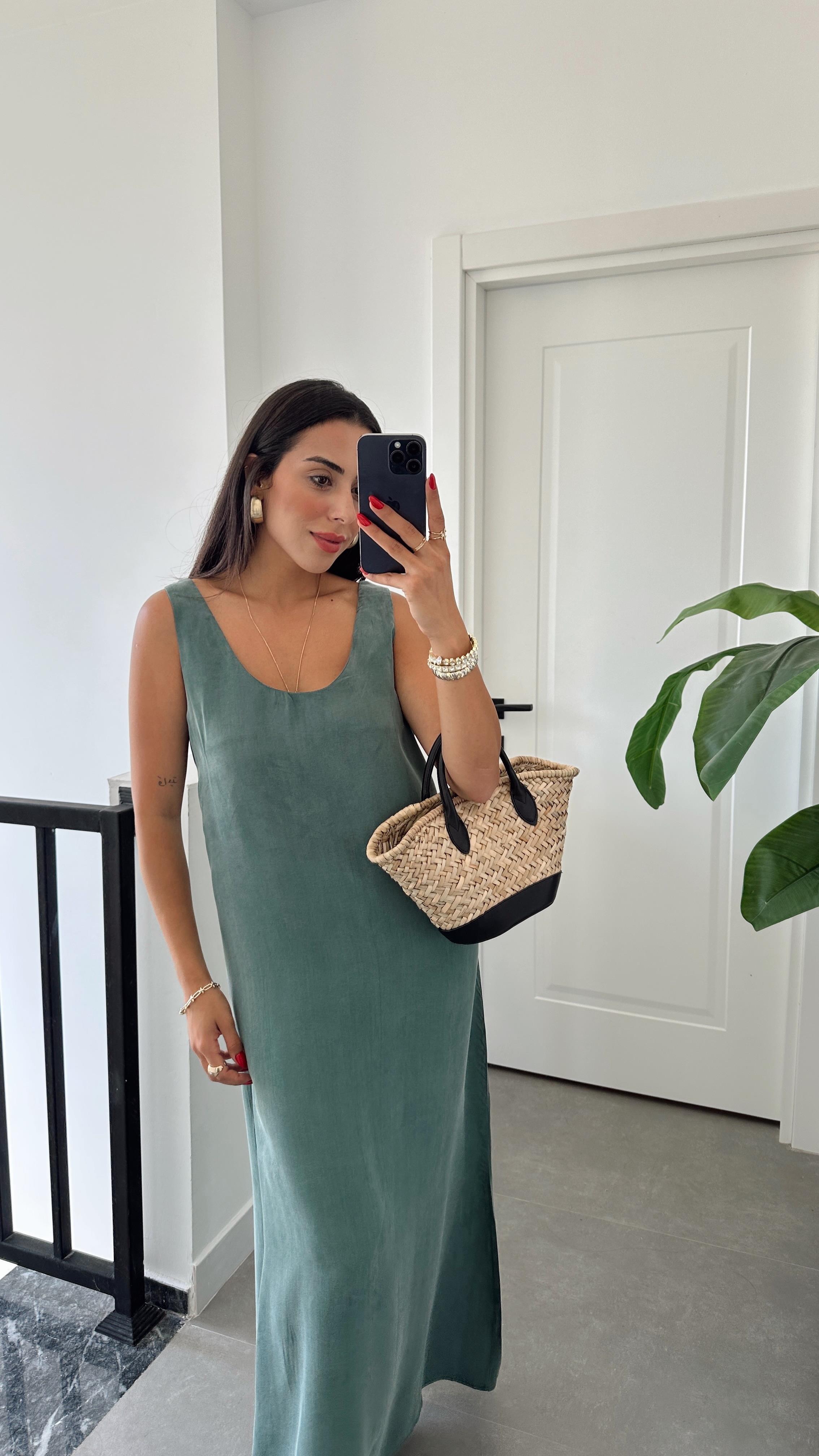 Zümrüt Kolsuz Elbise