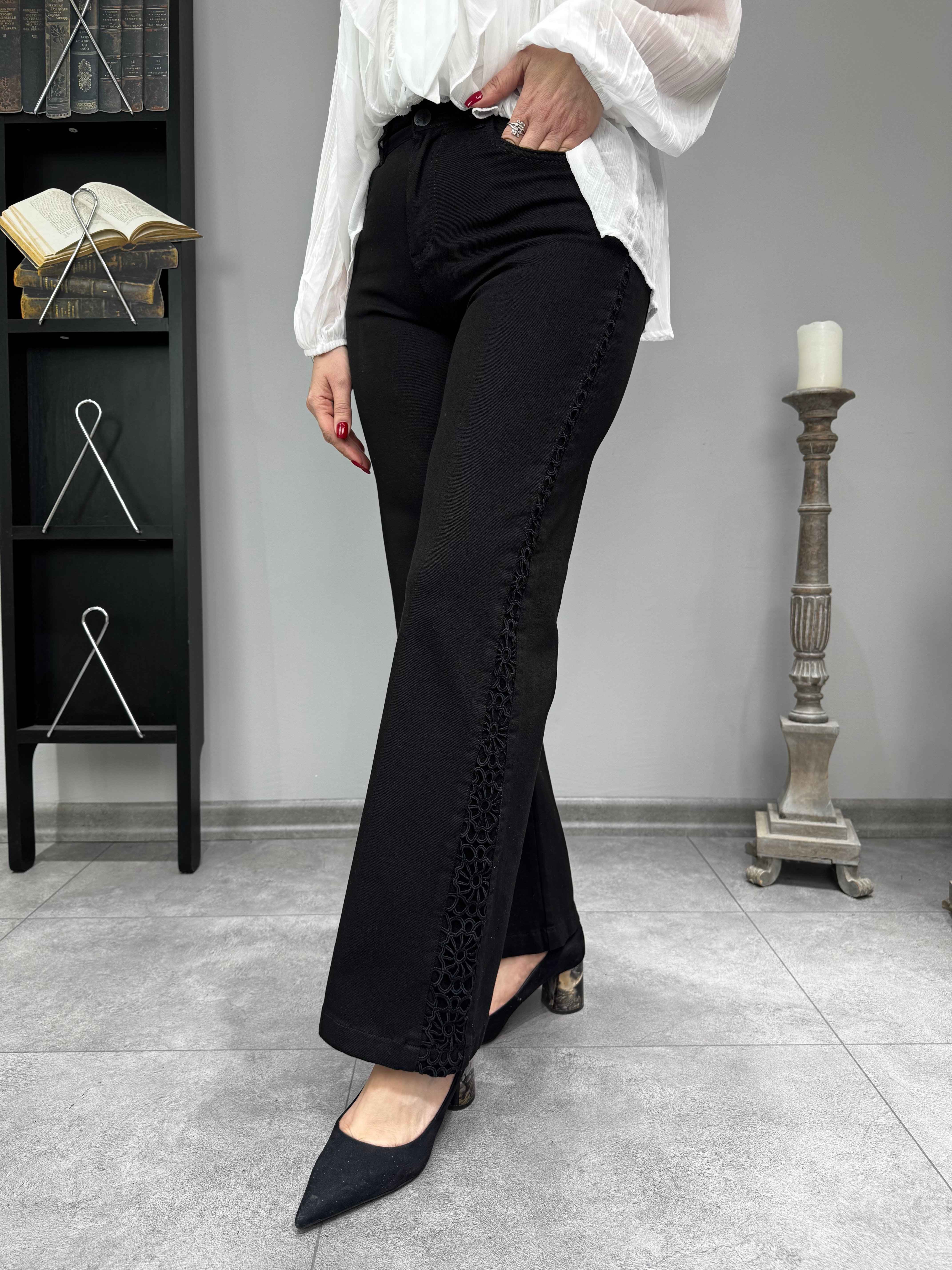 Yanı Dantel Detaylı Jean 3265