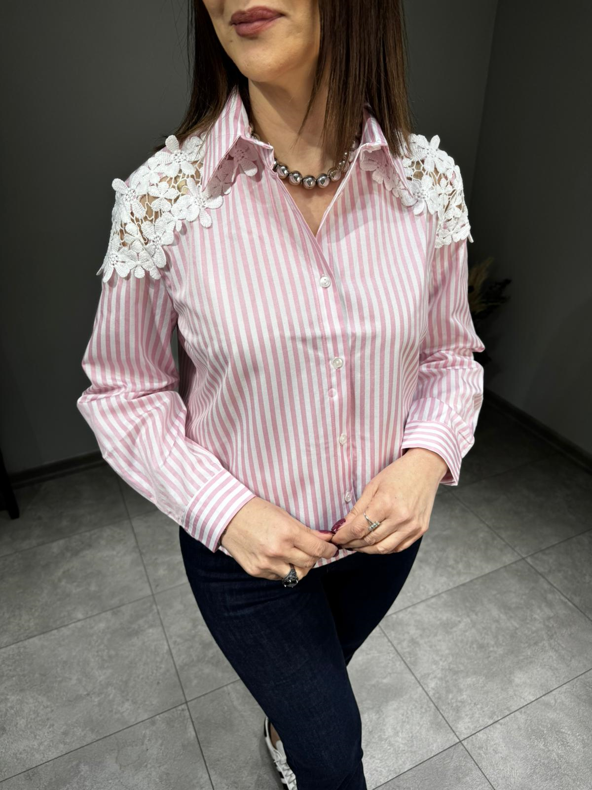 Omuzu Dantel Detaylı Koton Gömlek 3084 · 3