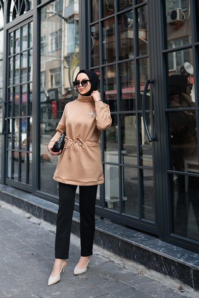 İncili Taşlı Karamel Balıkçı Yaka  Sweat Scuba Juliette