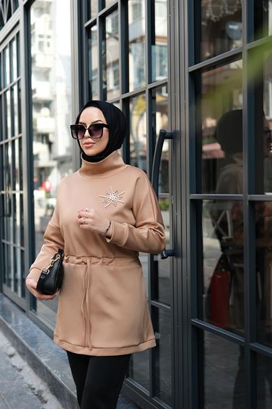 İncili Taşlı Karamel Balıkçı Yaka  Sweat Scuba Juliette