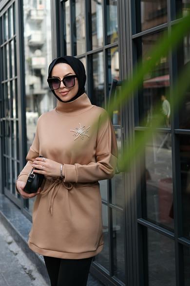 İncili Taşlı Karamel Balıkçı Yaka  Sweat Scuba Juliette