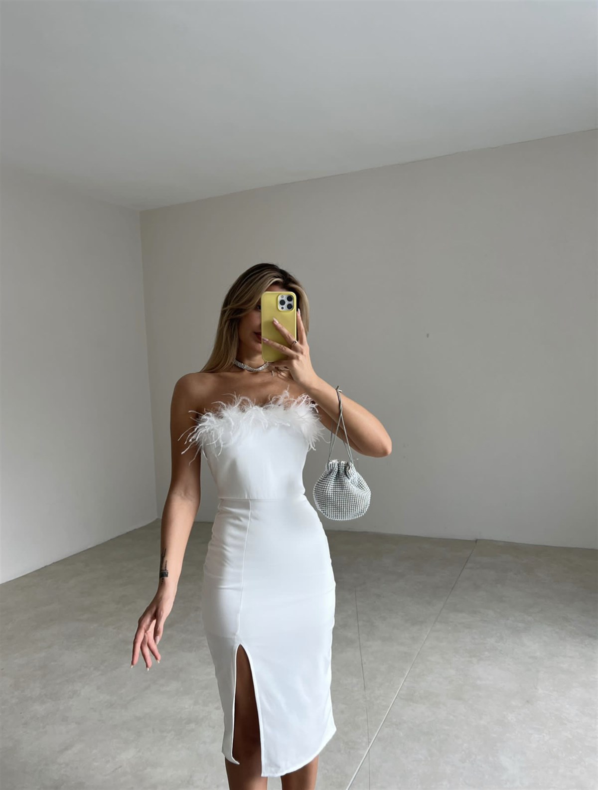 Straplez Yakası Tüy Detaylı Yırtmaçlı Elbise - Beyaz
