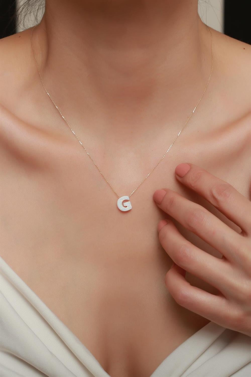 14 Ayar Altın G Harf Beyaz Opal Taşlı Kolye