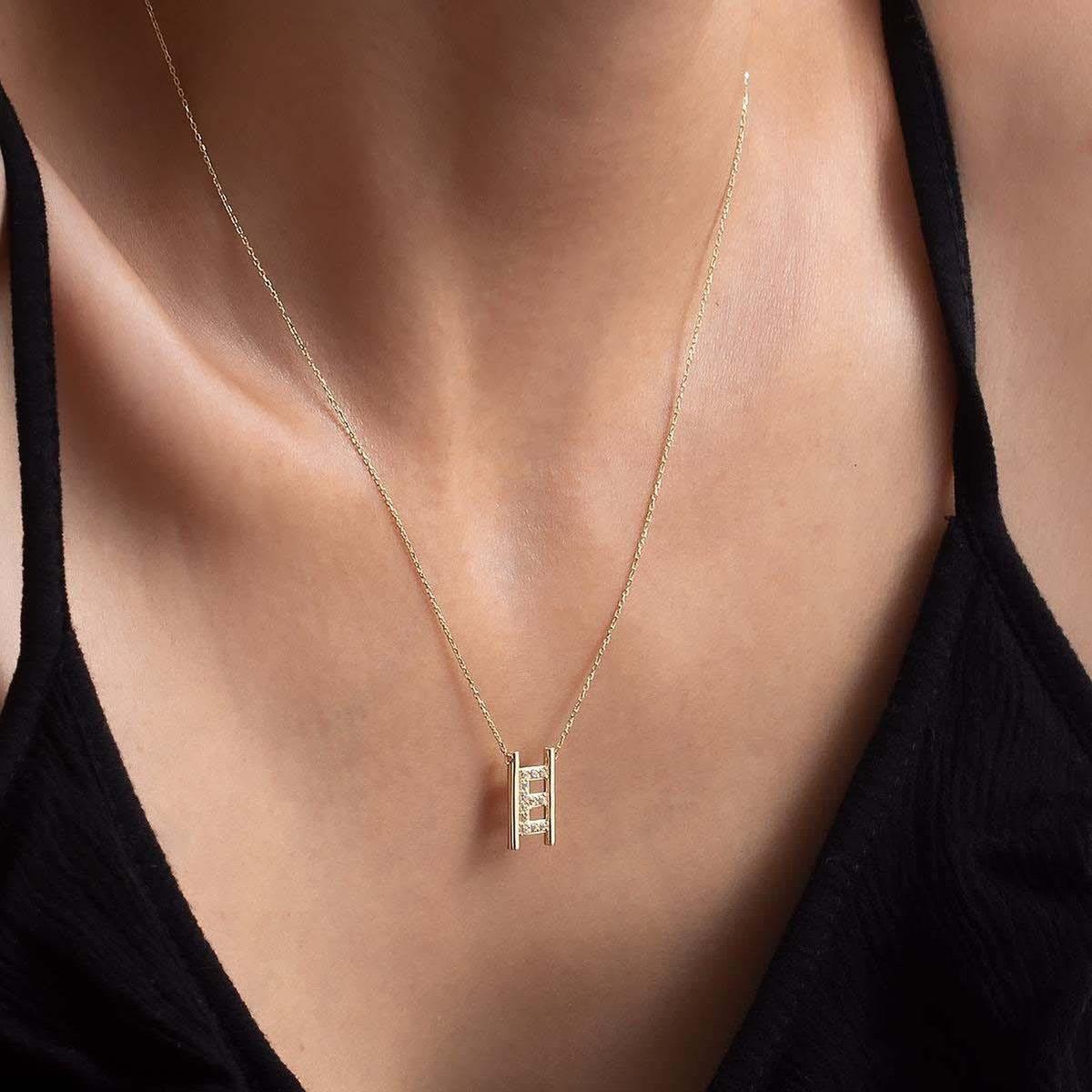 14 Ayar Altın E Harfi Taşlı Kolye