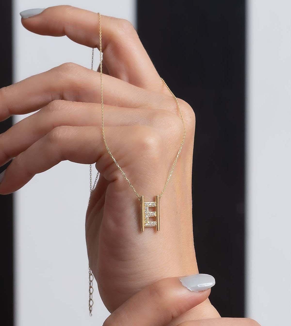 14 Ayar Altın E Harfi Taşlı Kolye