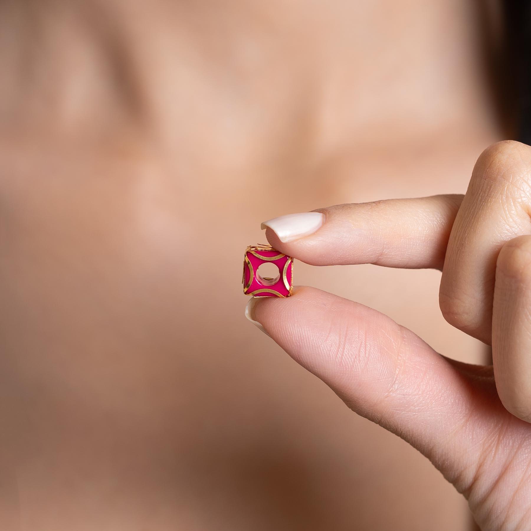 14 Ayar Altın Kafesli Pembe Boncuk M Harf Kolye Ucu