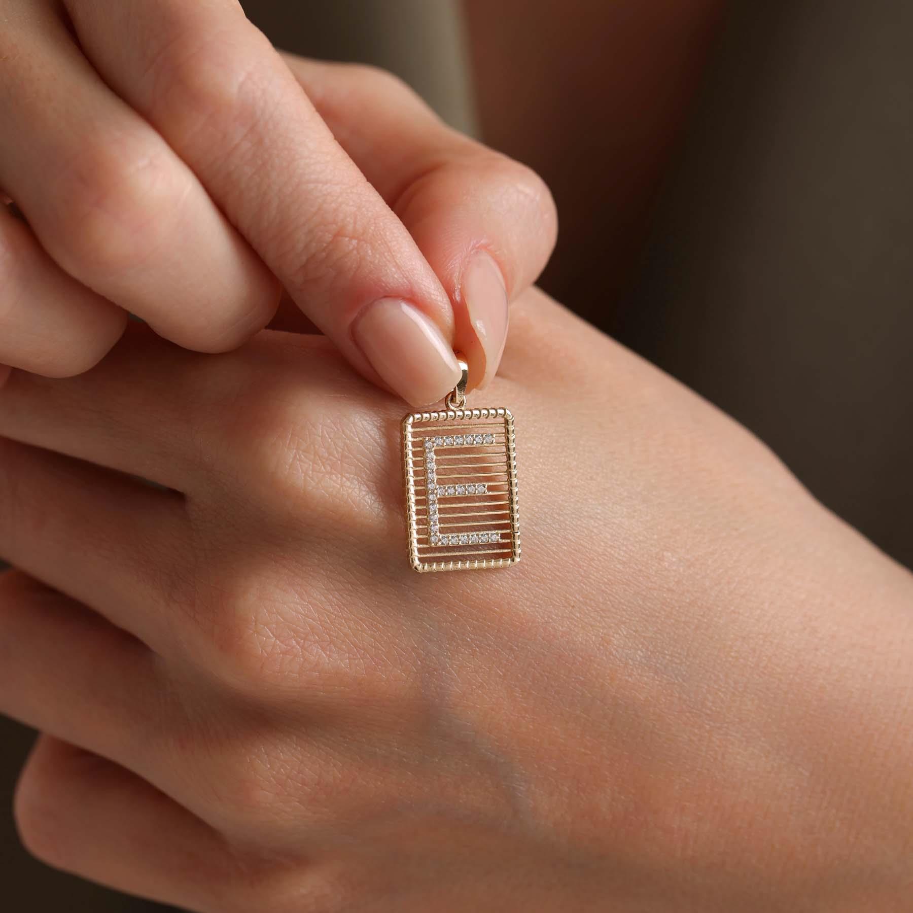 14 Ayar Altın E Harf Telli Taşlı Kolye Ucu