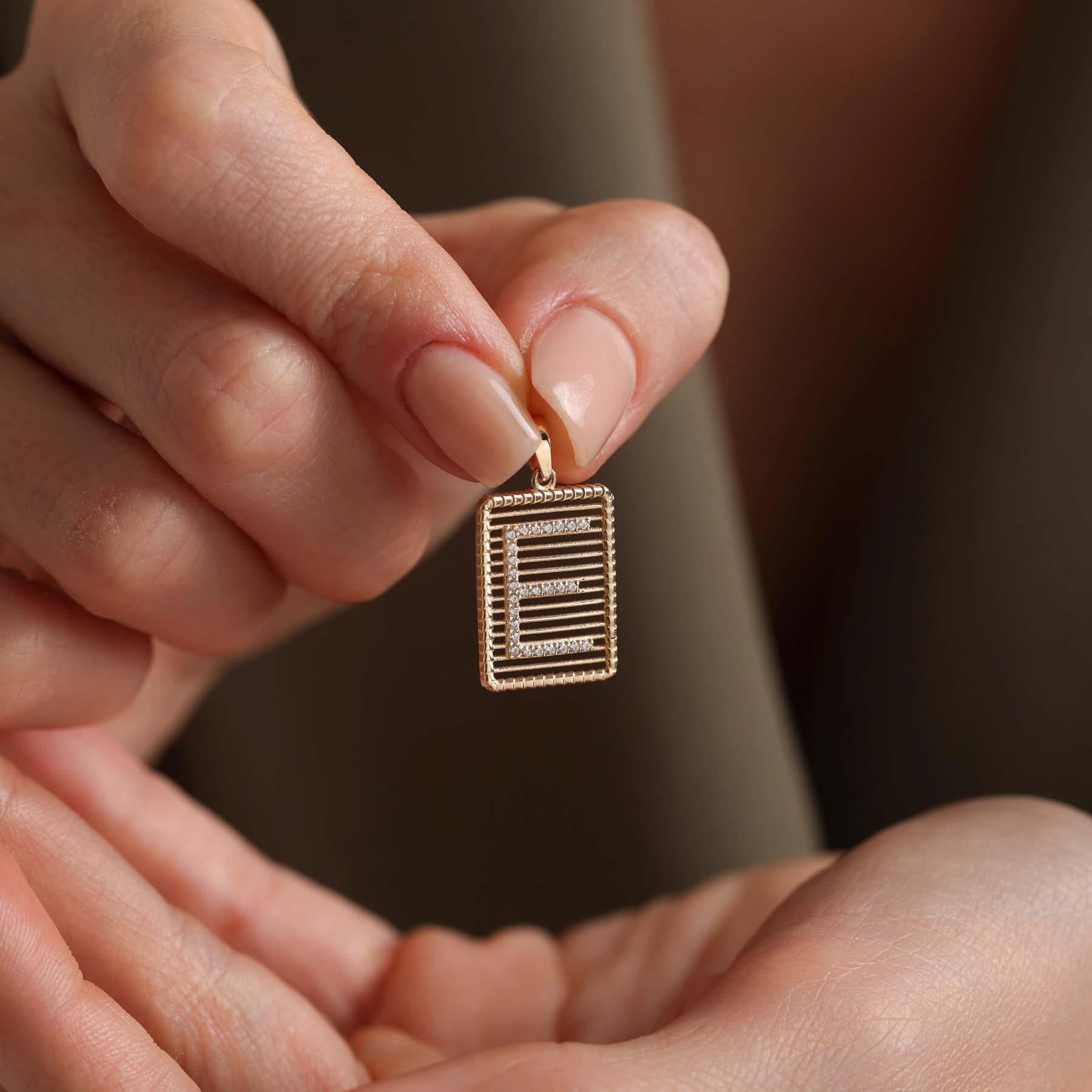 14 Ayar Altın E Harf Telli Taşlı Kolye Ucu