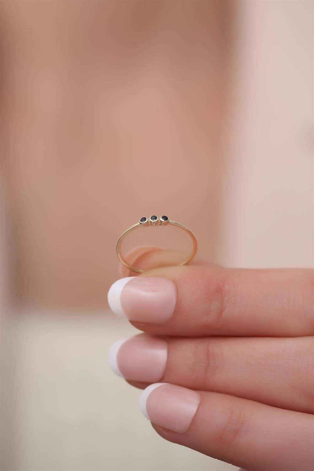14 Ayar Altın Üç Taşlı Minimal Siyah Yüzük 