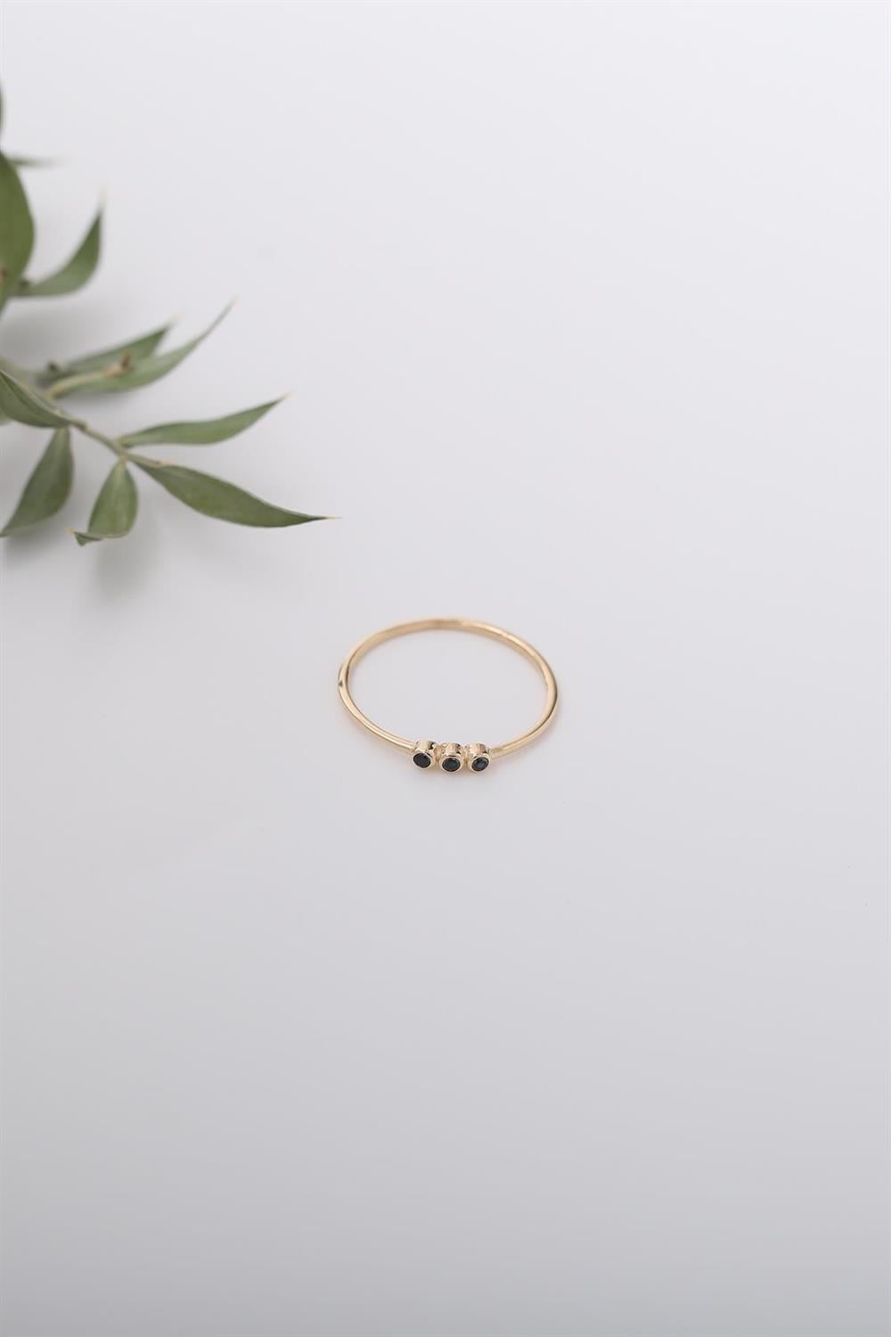 14 Ayar Altın Üç Taşlı Minimal Siyah Yüzük 
