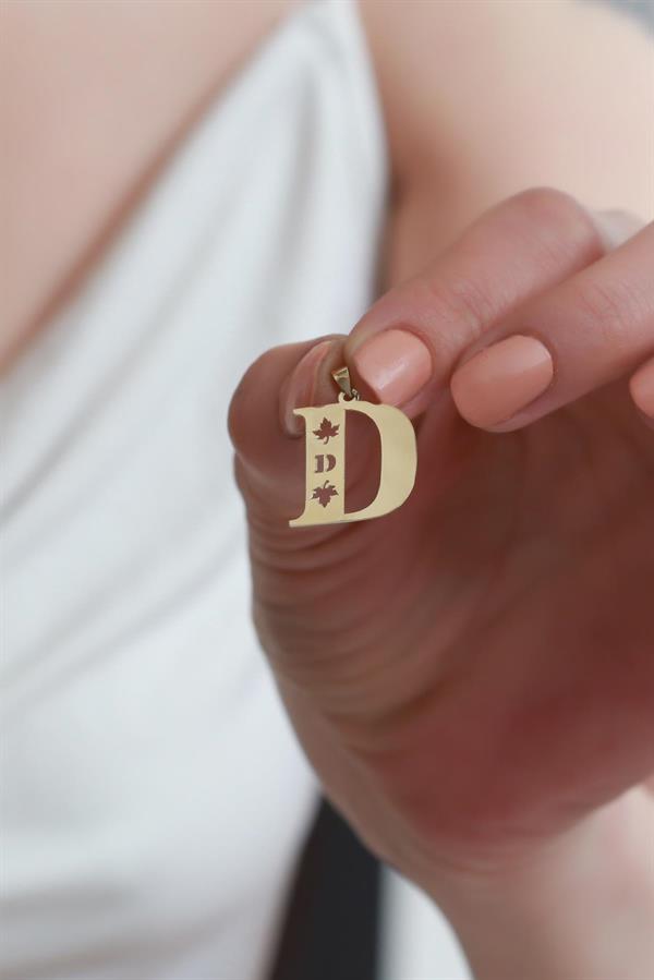 14 Ayar Altın D Harf Çınar Yaprağı Kolye Ucu