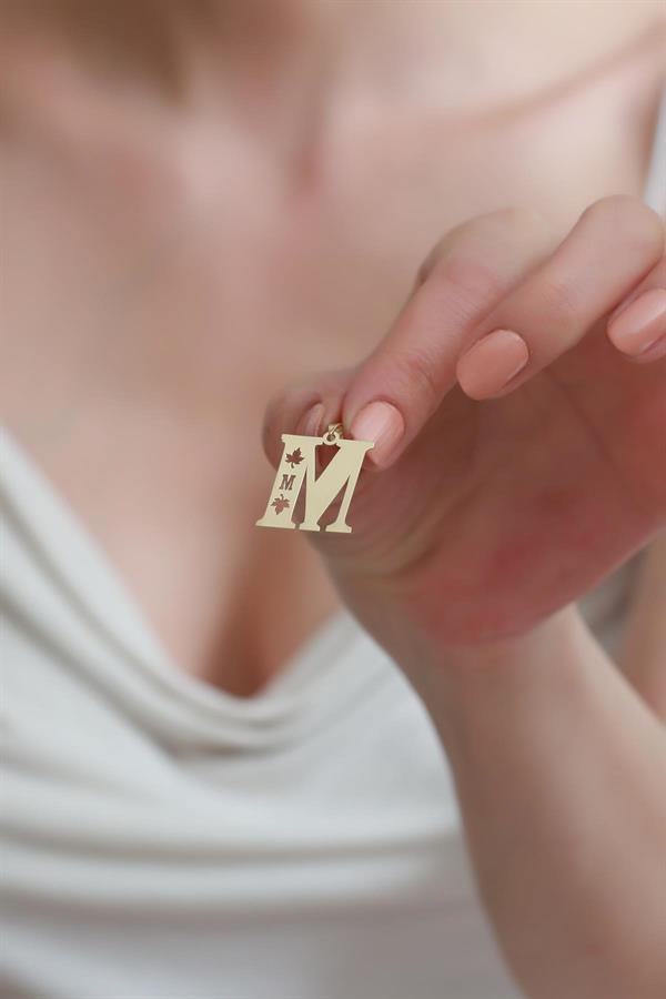 14 Ayar Altın M Harf Çınar Yaprağı Kolye Ucu