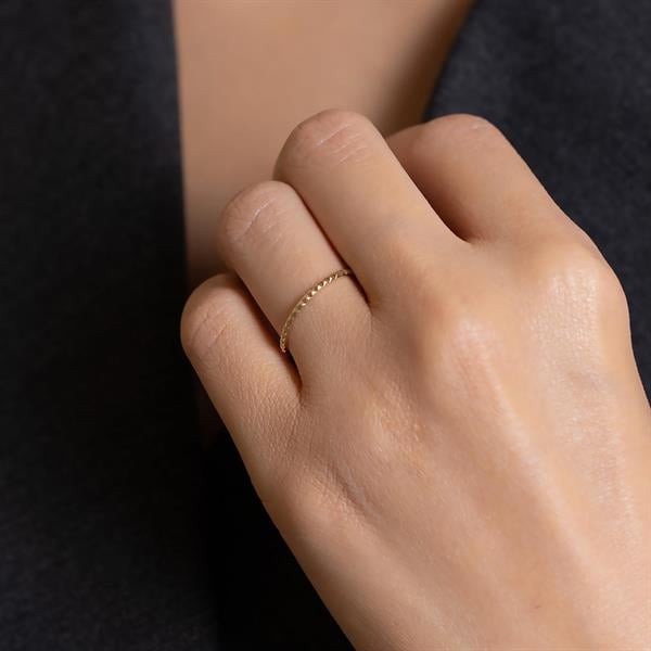 14 Ayar Altın Minimal Yarımtur Piramit Yüzük