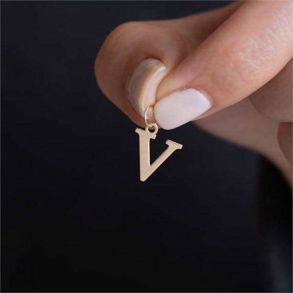 14 Ayar Altın V Harf Sade Kolye Ucu 13.5 mm