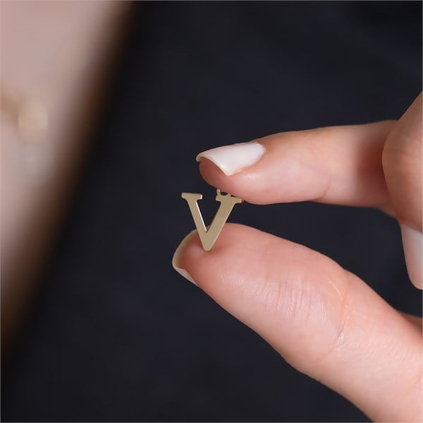 14 Ayar Altın V Harf Sade Kolye Ucu 13.5 mm