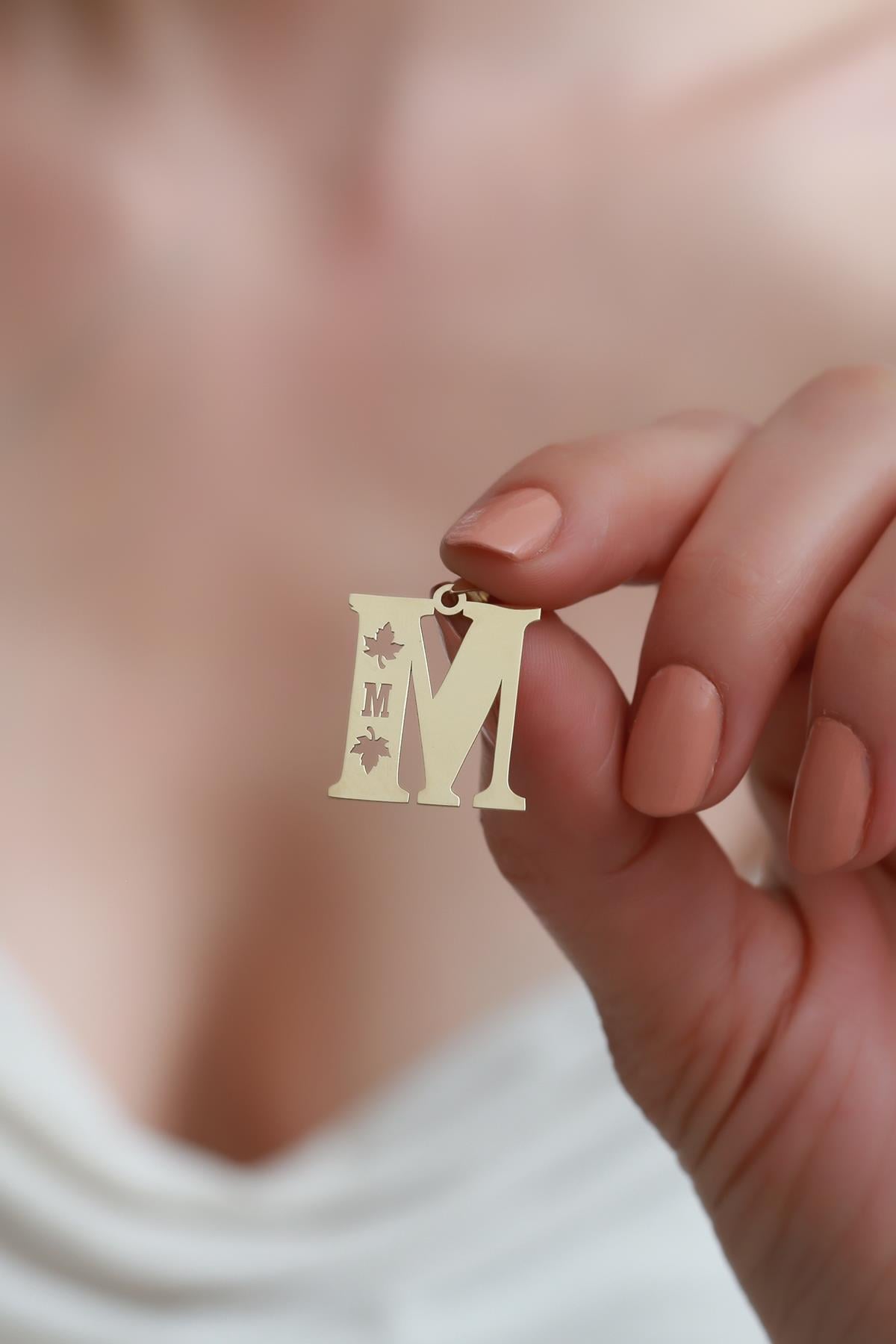 14 Ayar Altın Çınar Yaprağı M Harf Kolye Ucu