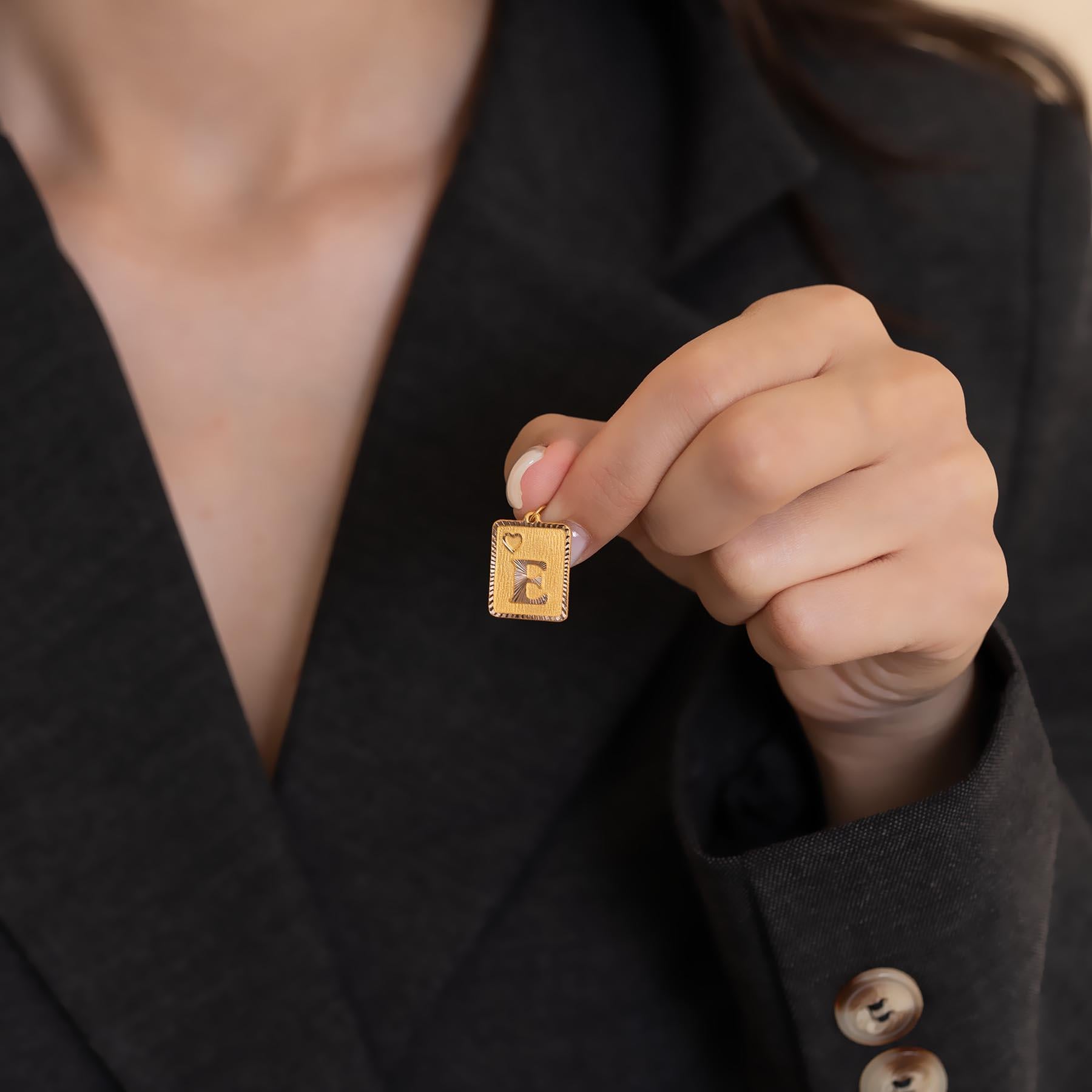 14 Ayar Altın E Harf Kalpli Kolye Ucu