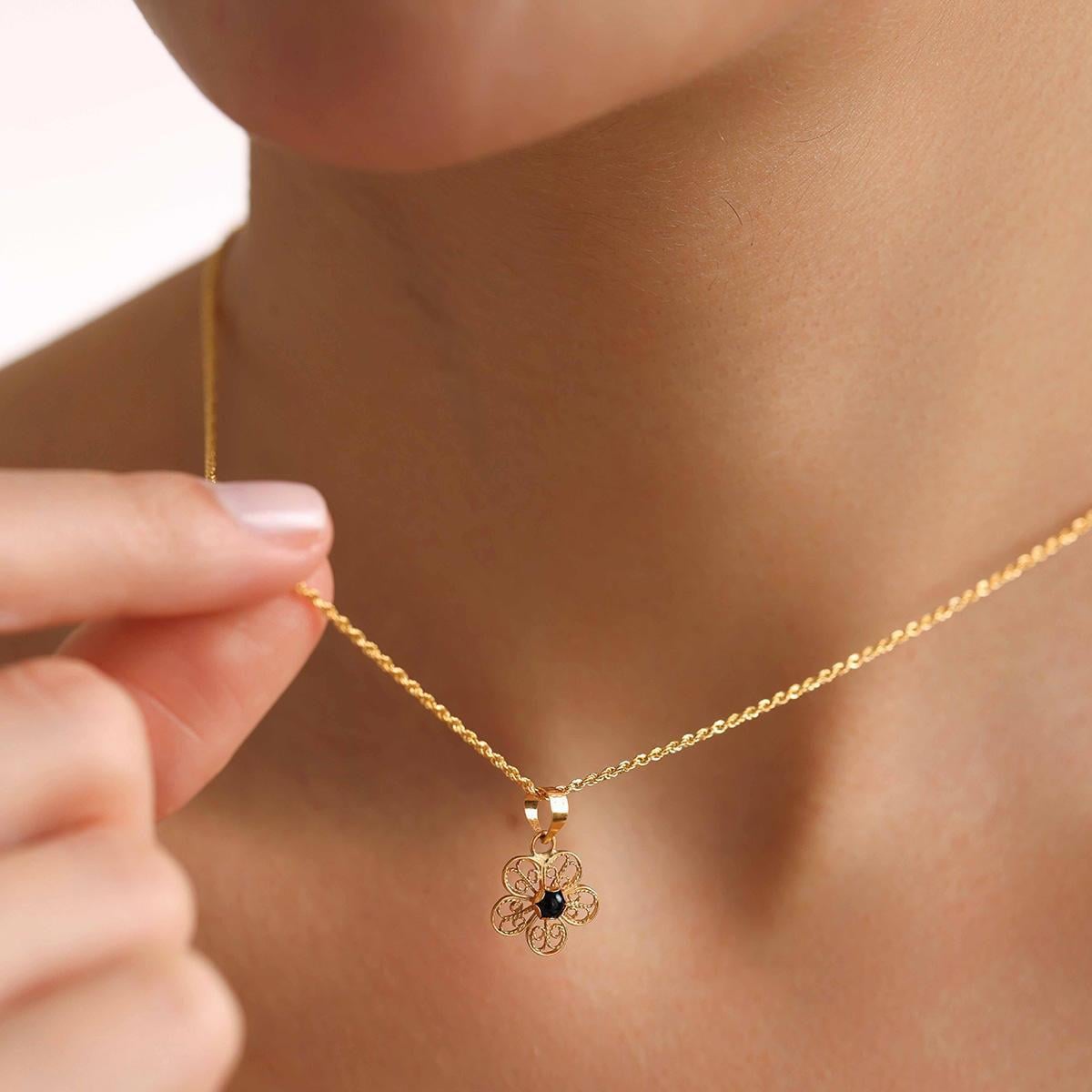 14 Ayar Altın Siyah Papatya Kolye