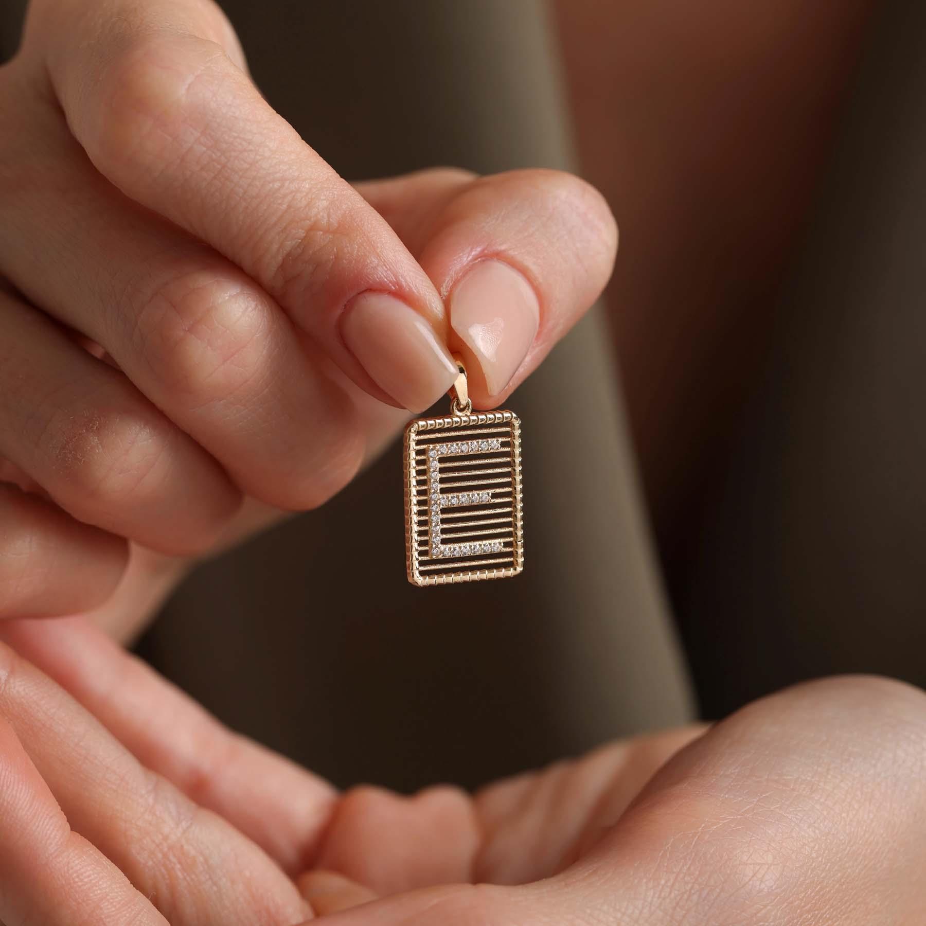 14 Ayar Altın Taşlı Telli E Harf  Kolye Ucu